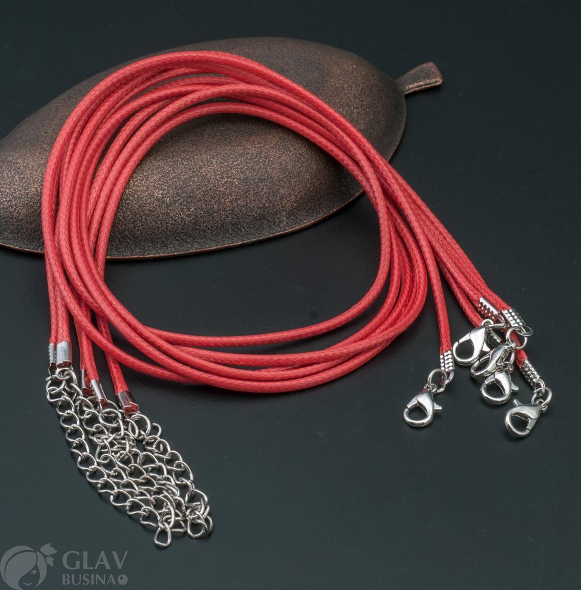 Шнур на шею из алого полиэстрового вощеного шнура 2мм х 43см, замочек 12мм из сплава, удлинн. цепочка 50мм, фурнитура железная, цвет покрытия платина.