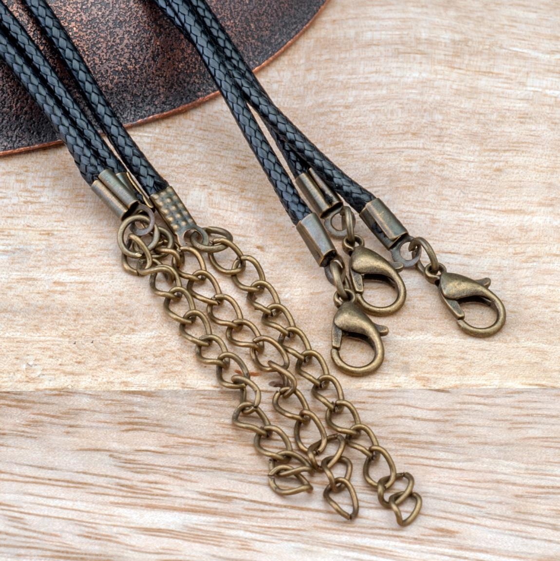 Шнур на шею из черного полиэстрового вощеного шнура 2,5мм х 60см, замочек 12мм из сплава, удлинн. цепочка 55мм, фурнитура железная, цвет покрытия бронза.