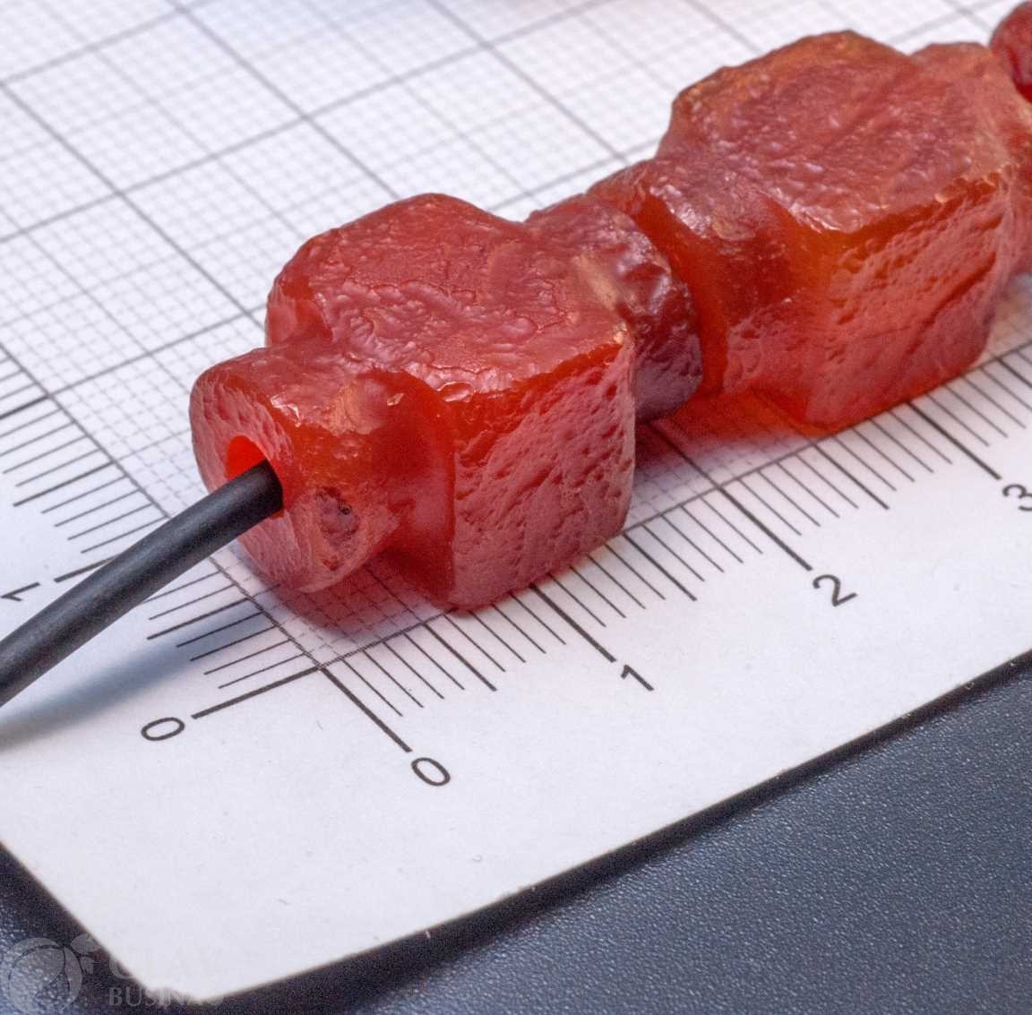 Бусина из красного агата состаренная, р-р 20х13мм, отв.2.8мм.