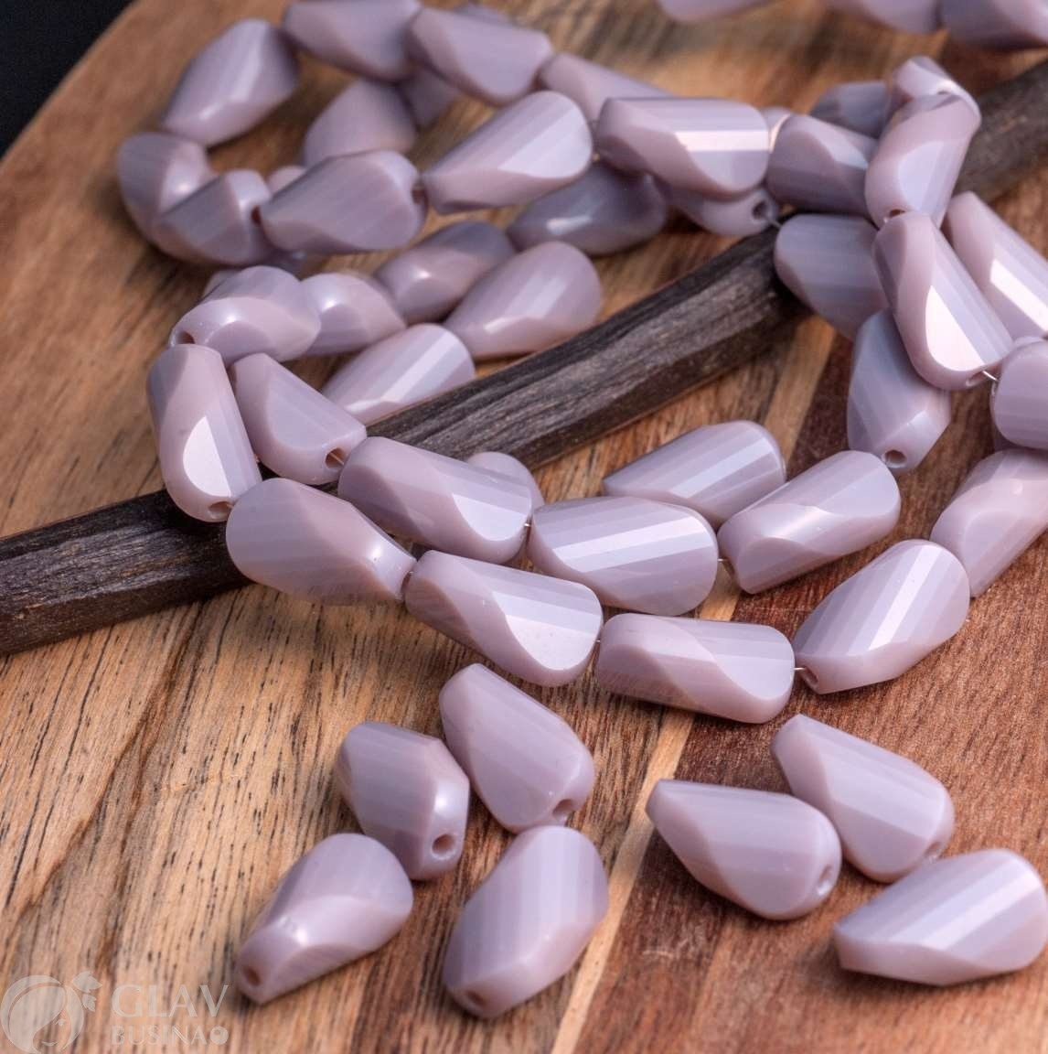 Бусины-твист из непрозрачного стекла, граненые, цвет лиловой тени (серо-сиреневый), р-р 14х8мм, отв. 1,2мм.