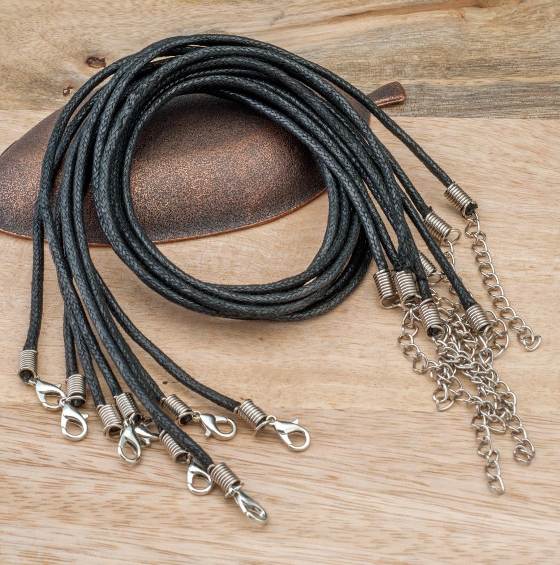 Шнур на шею из черного хлопкового вощеного шнура 2,6мм х 42см, замочек 12мм из сплава, удлинн. цепочка 50мм, фурнитура железная, цвет покрытия платина.