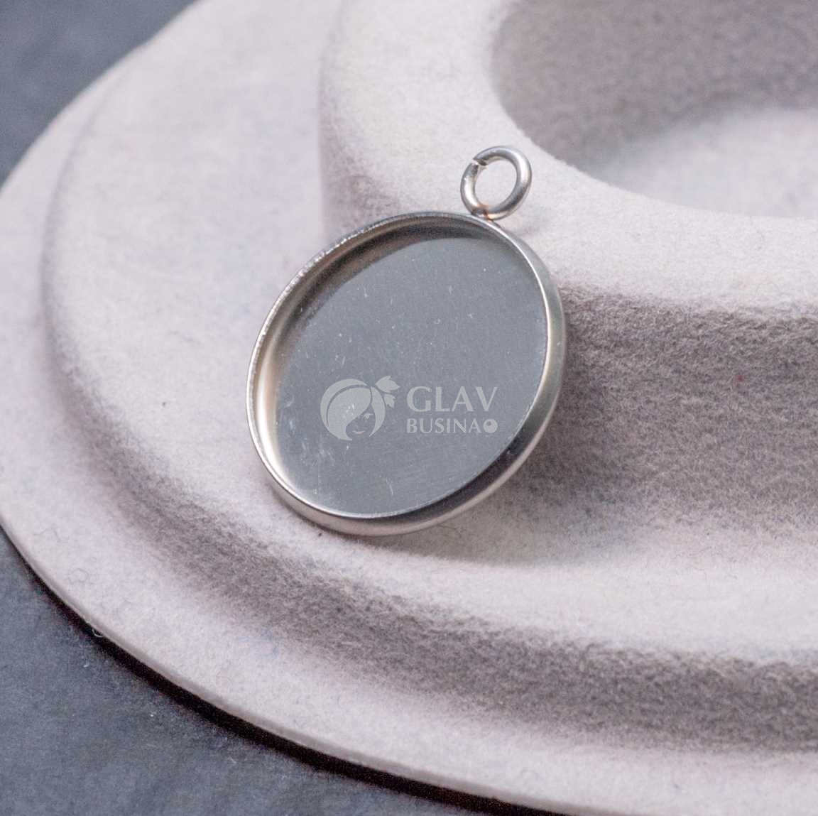 Стальной кулон с сеттнигом под кабошон 16 мм или заливку, р-р 22х18х2мм, отв-е 2,5мм.