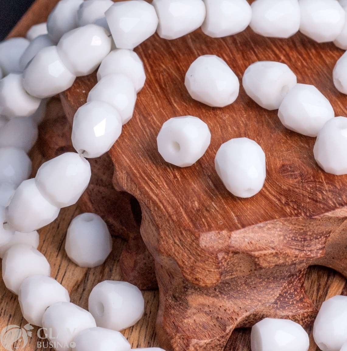 ОПТ (15 бусин) Бусина-пуля из непрозрачного стекла, граненая, цвет лепесток ромашки (белый), р-р 8х7,5мм, отв. 1,2мм.