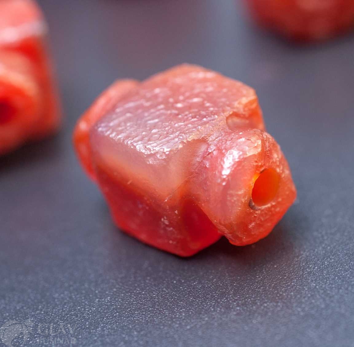 Бусина из красного агата состаренная, р-р 20х13мм, отв.2.8мм.