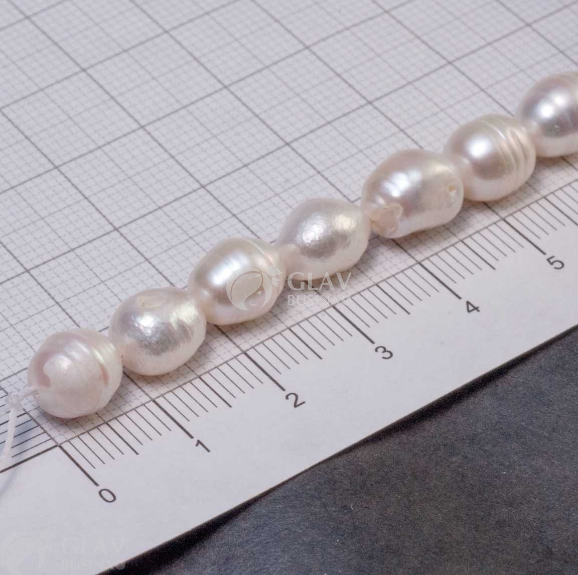 ОПТ (10 бусин) Жемчуг пресноводный, натуральный, бочонок с редкими бороздками, р-р 8х9-11мм, отв. 0.8мм, белый.