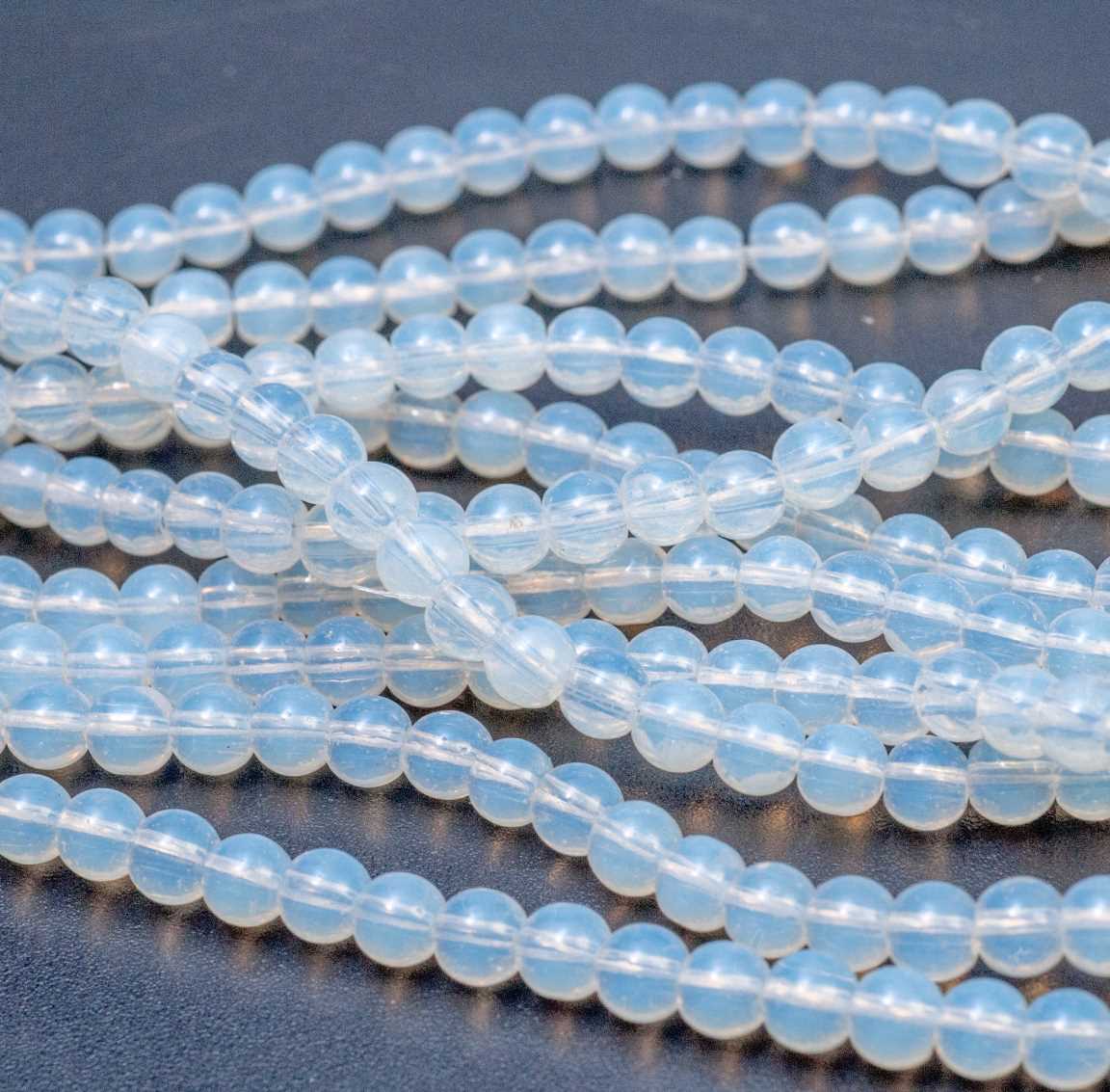 Бусины-шарики диам. 4 мм из прозрачного стекла, цвет молочно-белый, отв-е 1мм.