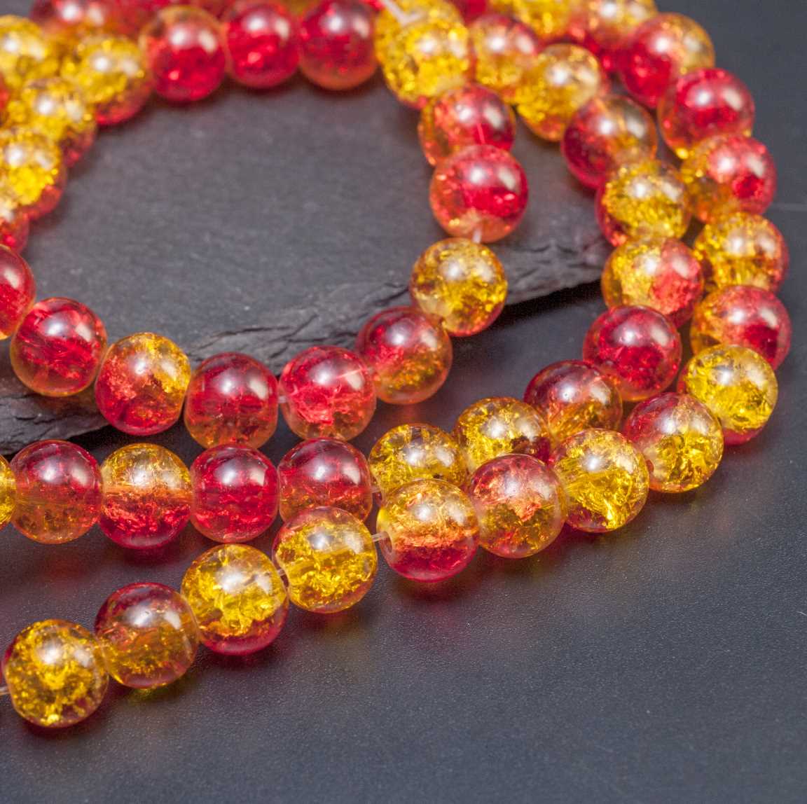 Нитка стеклянных бусин кракле: 50 бусин / 37 см, окрашенные, диам. 8 мм, отв-е 1 мм, красно-желтые. Идеальный аксессуар для твоего стильного образа. Высокое качество и надежность гарантированы. Подчеркни свою индивидуальность с этим отличным украшением.