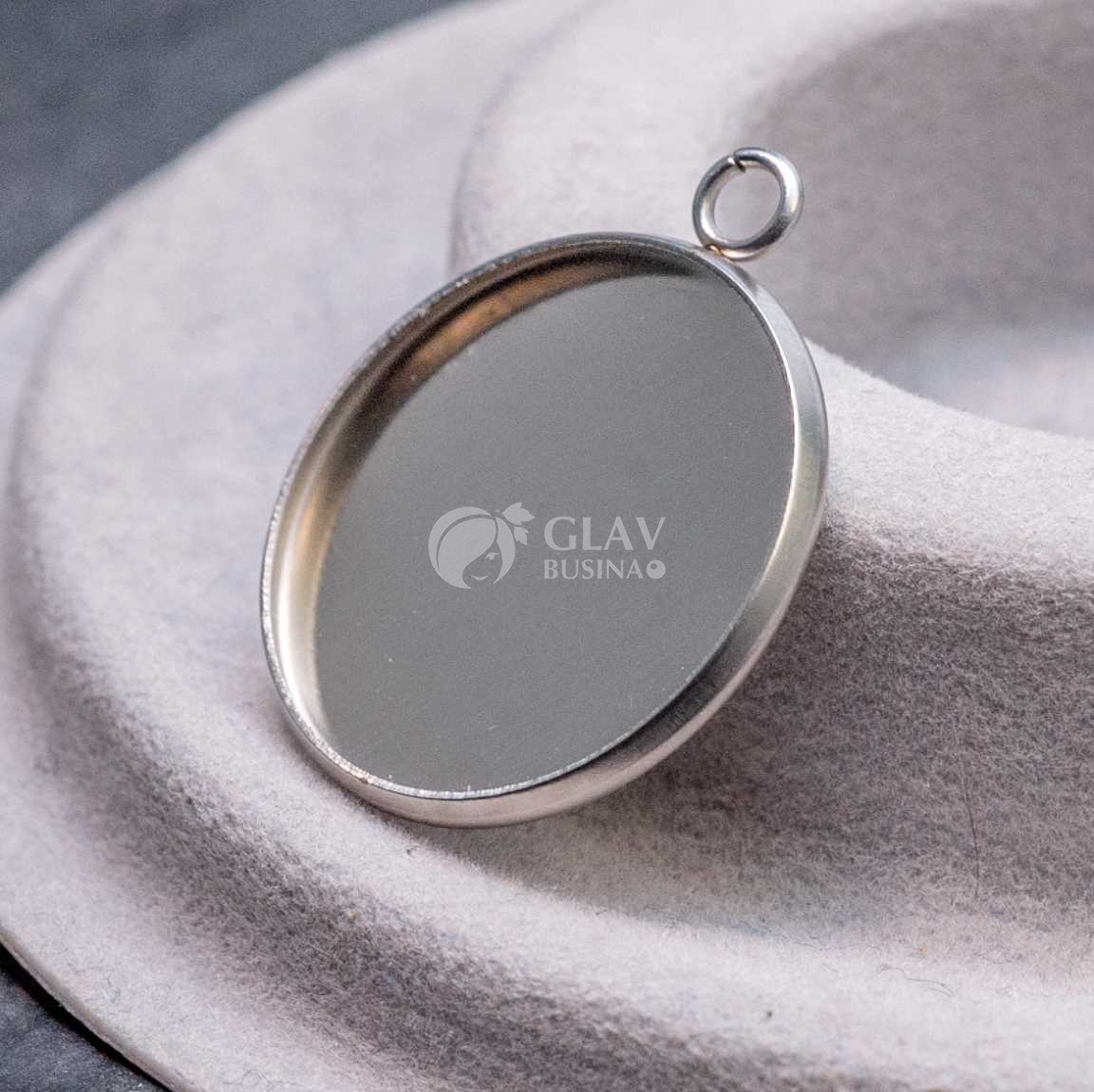 Стальной кулон с сеттнигом под кабошон 20 мм или заливку, р-р 25х22х2мм, отв-е 2,5мм.
