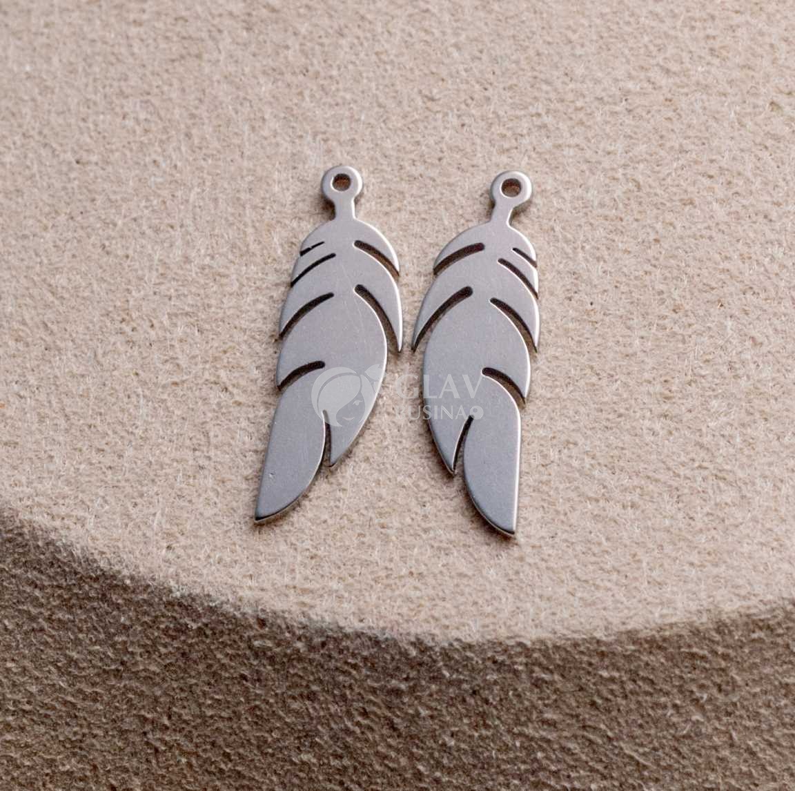 Перо, стальная подвеска, р-р 20х6х0.8 мм, отв-е 1 мм.