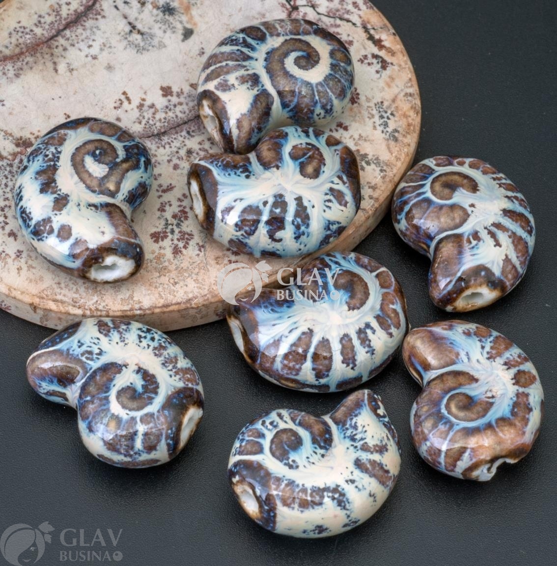 ОПТ (10 бусин) Керамическая бусина-аммонит ручной работы, цвет волны бьющейся о скалы (сине-фиолетовый, голубой, нежно-бежевый, светло и темно-коричневые), р-р 21х16х9мм, отв. 2мм.