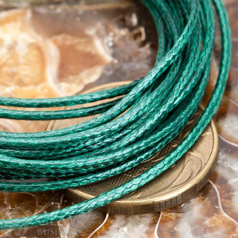 Изумрудно-зеленый вощеный полиэстровый шнур 1мм, глянцевый, напоминающий змеиную кожу, износостойкий и идеально ровный.