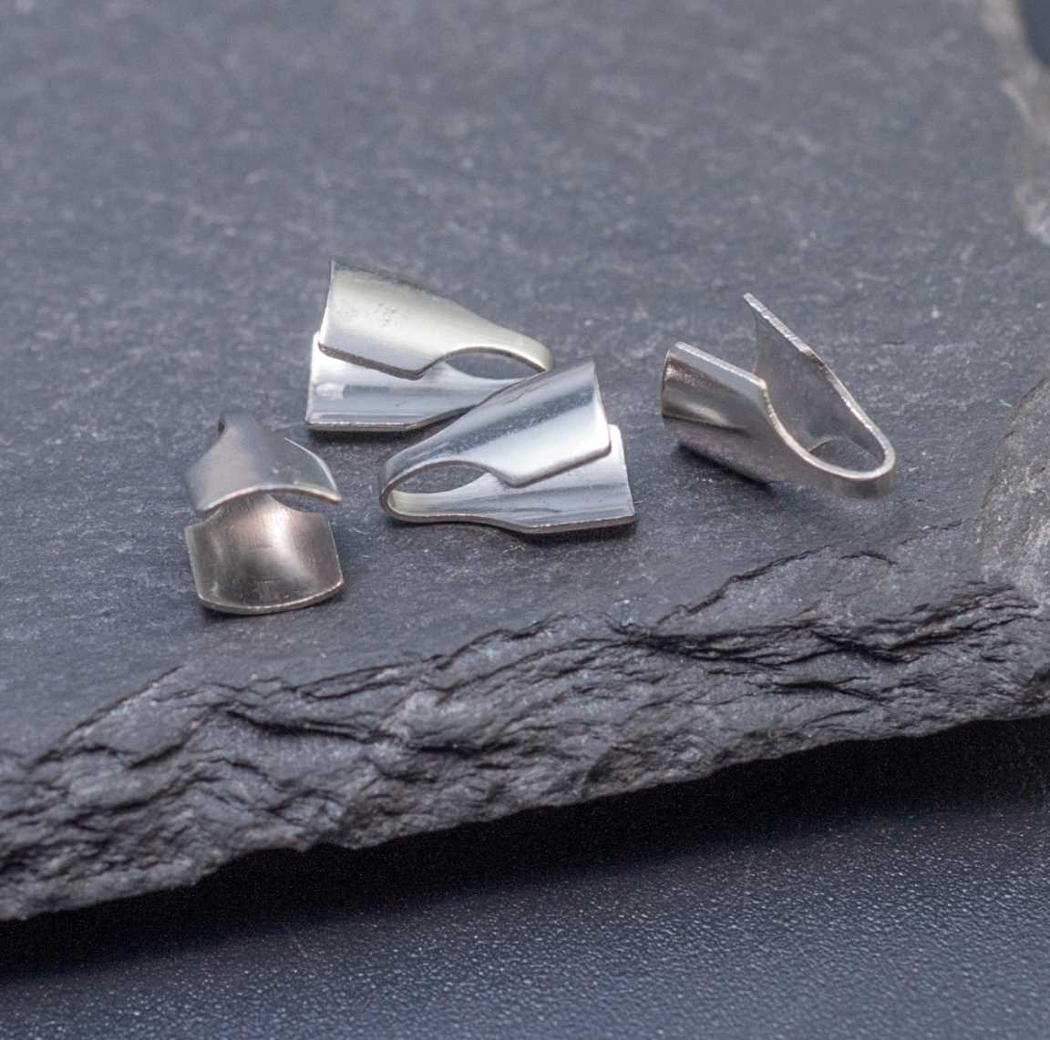 Концевики из нержавеющей стали для вклеивания в плоские шнуры и цепочки шириной 4мм. Общие размеры 8х4.5х2мм. Упаковка содержит 4 штуки. Надежная и долговечная фурнитура без ограничения срока службы. Идеально подходит для защиты от царапин. Придайте своим украшениям профессиональный вид с нашими высококачественными концевиками.