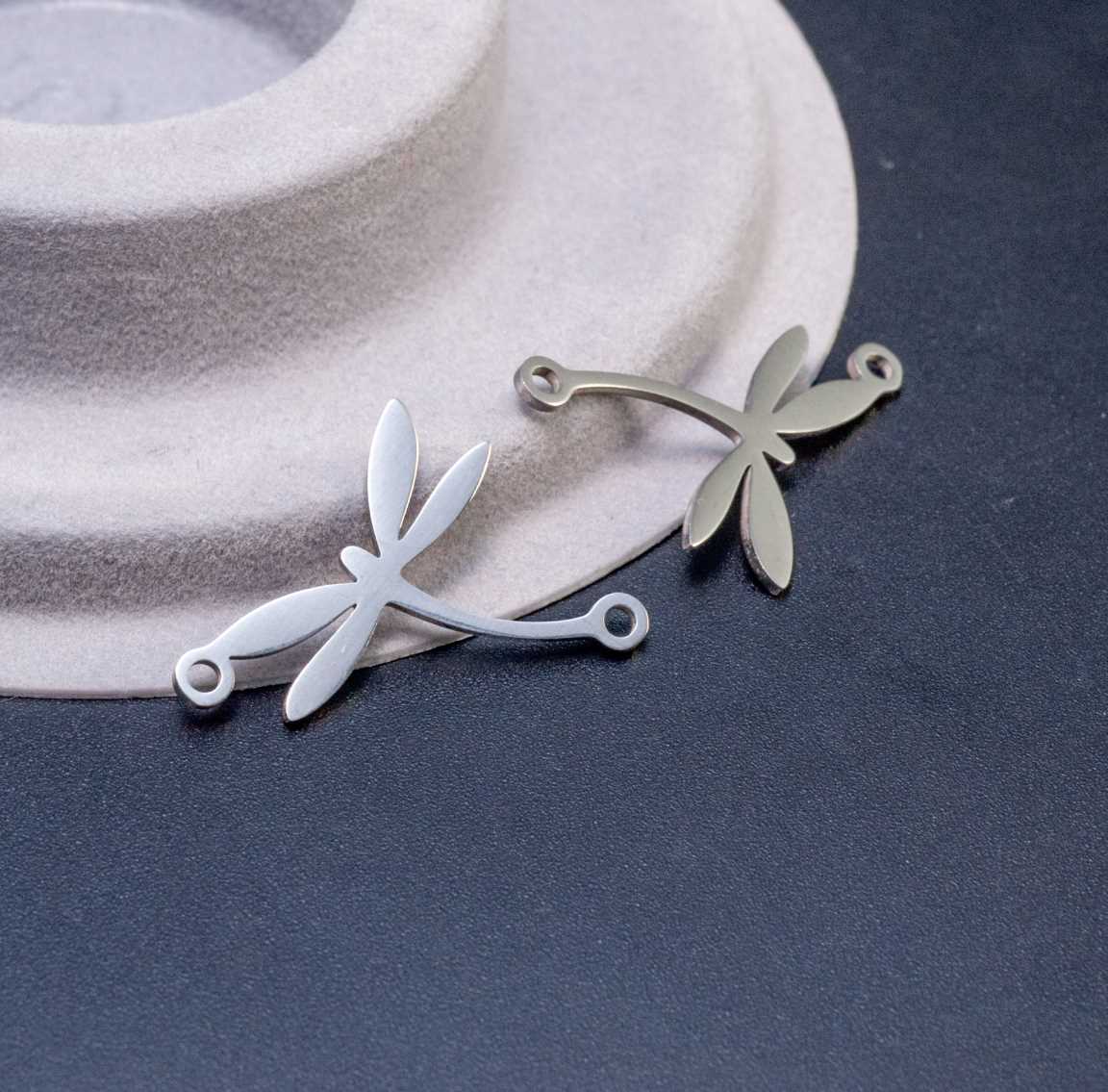 Привлекательный и надежный коннектор 1/1 из хиругрической стали Стрекоза. Размеры 26х18х1мм, отверстие 1.1мм. Цвет натуральный. Срок службы не ограничен. Идеально подходит для соединения различных элементов. Защищает от царапин и сохраняет привлекательный внешний вид.