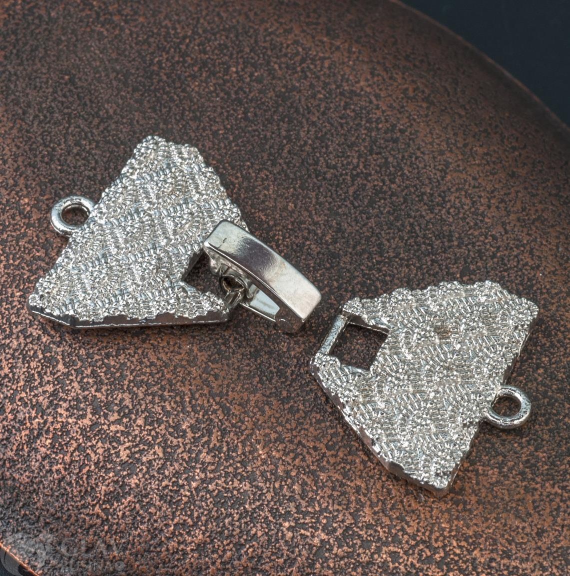 ОПТ (10 шт) Застёжка с замком-защелкой однорядная из бижутерного сплава Треугольники, цвет покрытия платина, вся застежка 37х20х2мм, замок 10х3х4мм, отв-я 1,5мм.