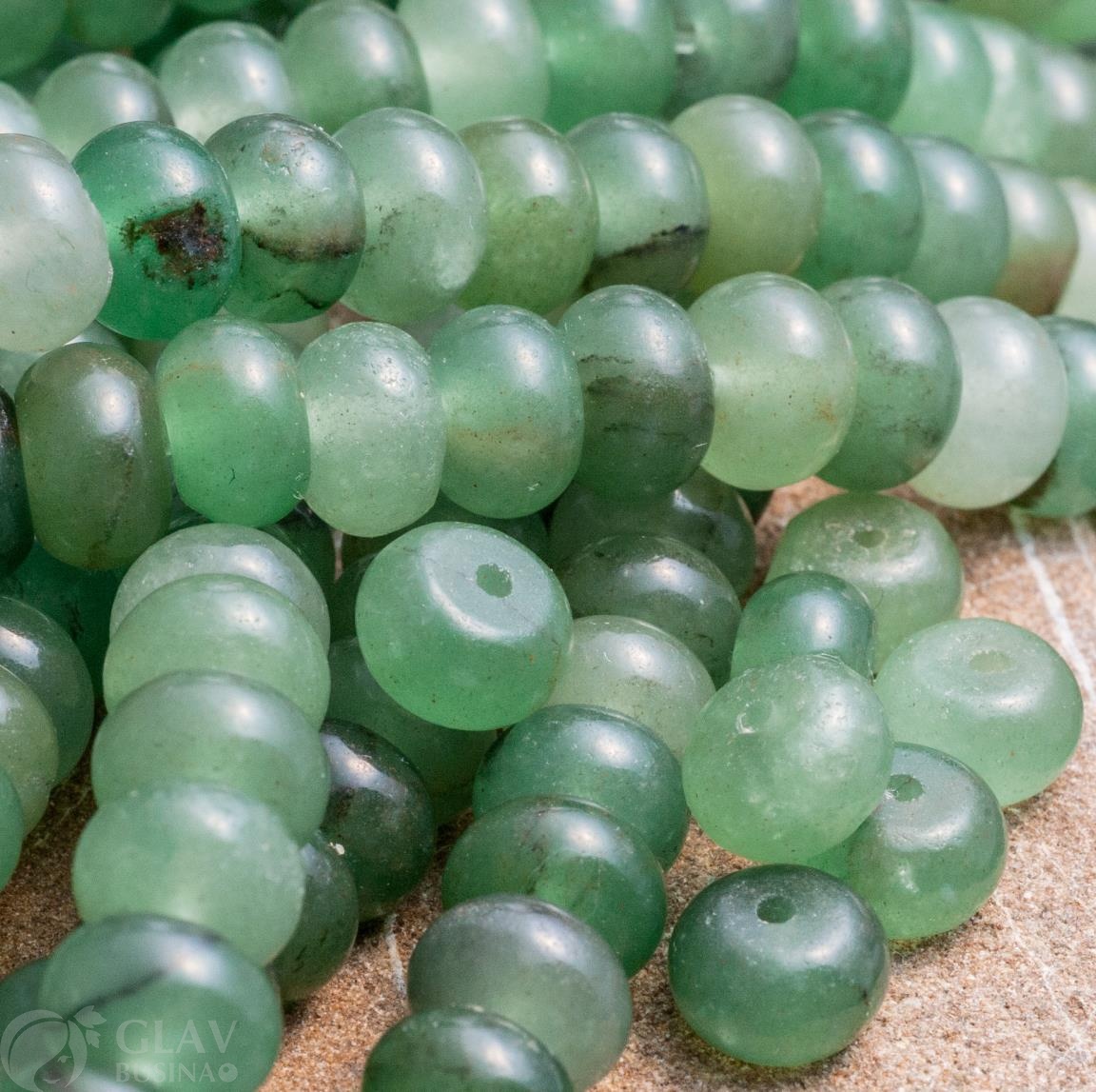 Браслет из природного зеленого авантюрина на резинке, размер 17см, 30 бусин 8х5мм с естественными неровностями, проставки.