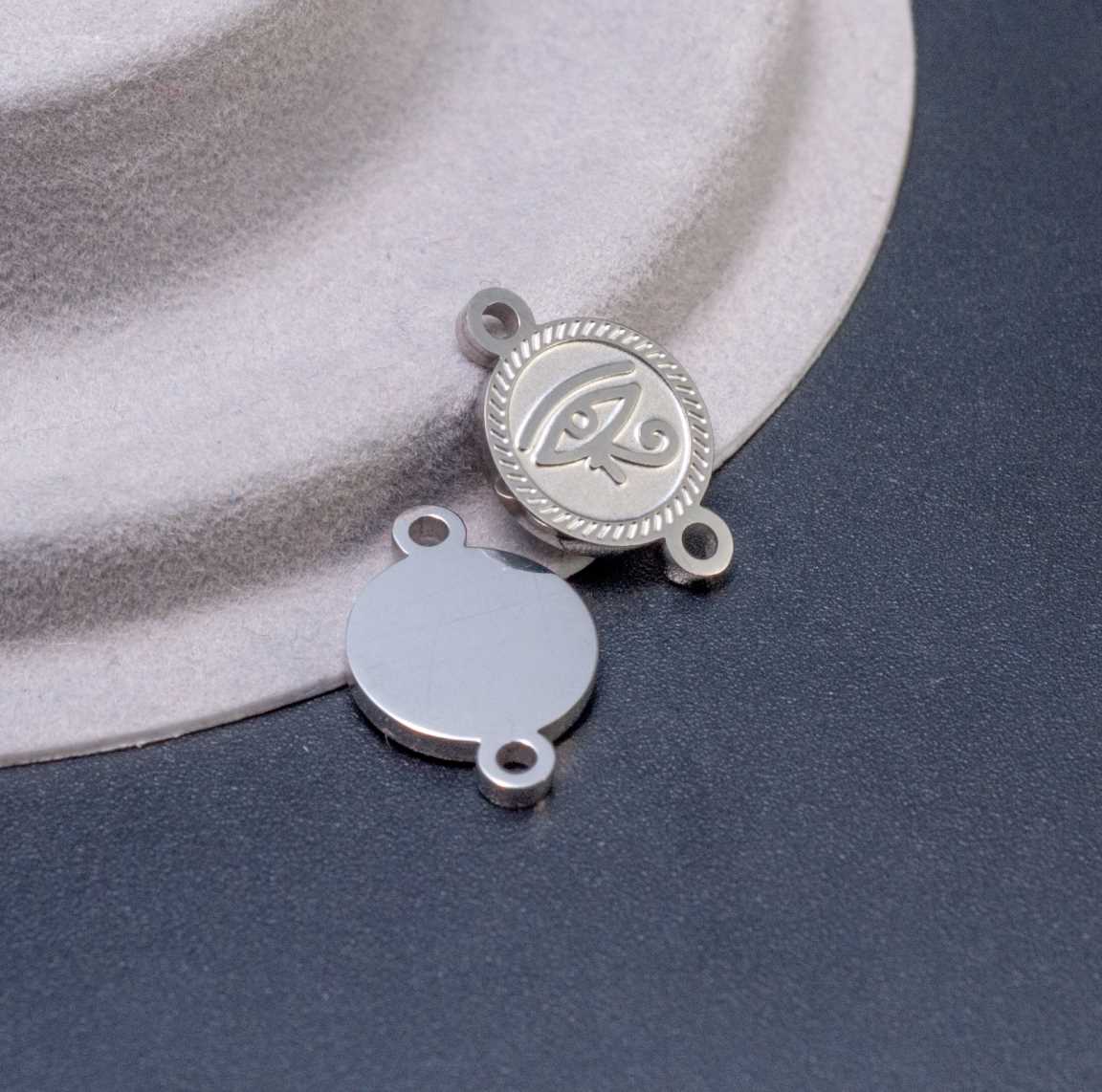 Глаз Гора на матовой основе круглого коннектора 1/1 из полированной хирургической стали, цвет покрытия платина, р-р 15х10х1мм, отв 1,7мм.