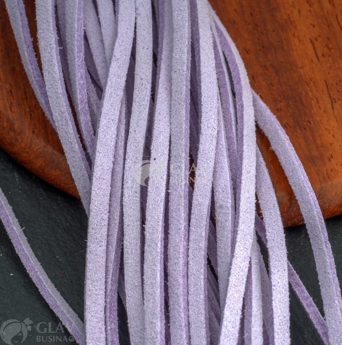 ОПТ (100 шт) Шнур из искусственной замши, хлопковый, сиреневый светлый, р-р 2.5х1.5 мм, в 1 отрезке 1 метр.