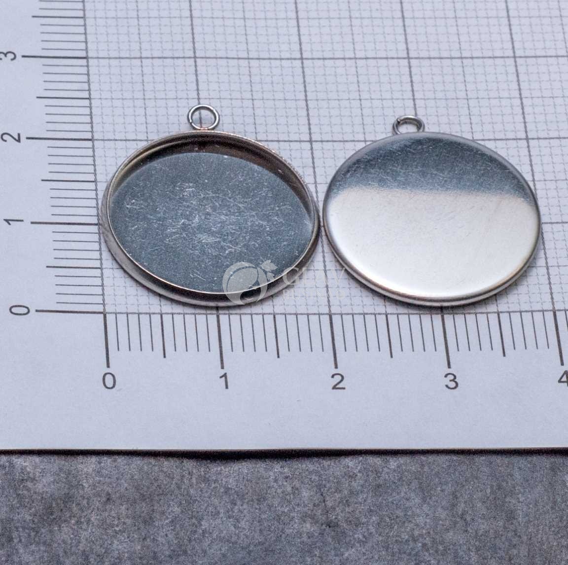 Стальной кулон с сеттнигом под кабошон 18 мм или заливку, р-р 23х20х2мм, отв-е 1.5мм.