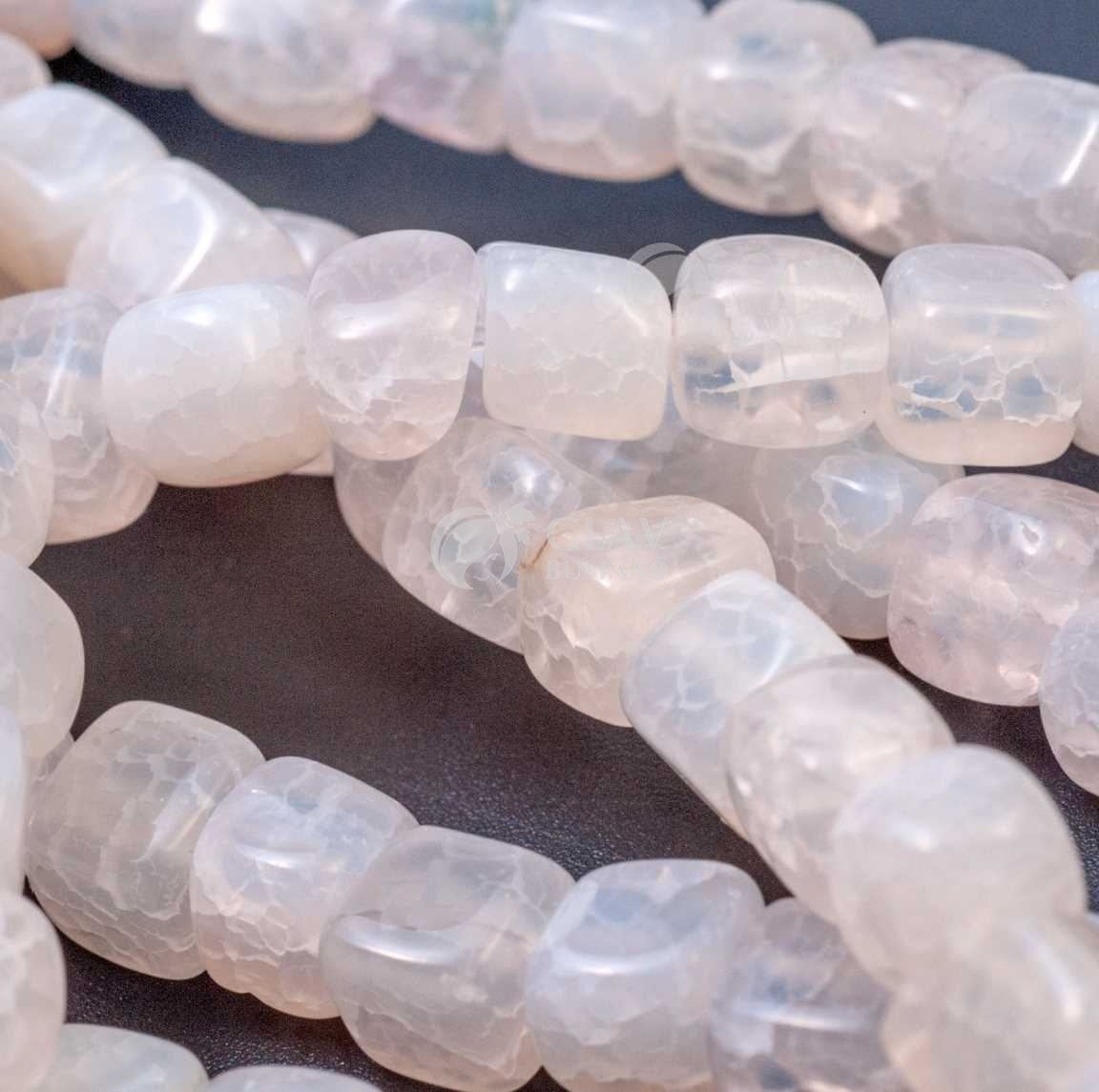 Бусины белого кракелированного агата, кубики произвольной формы 7-8 мм, отв-е 1мм.