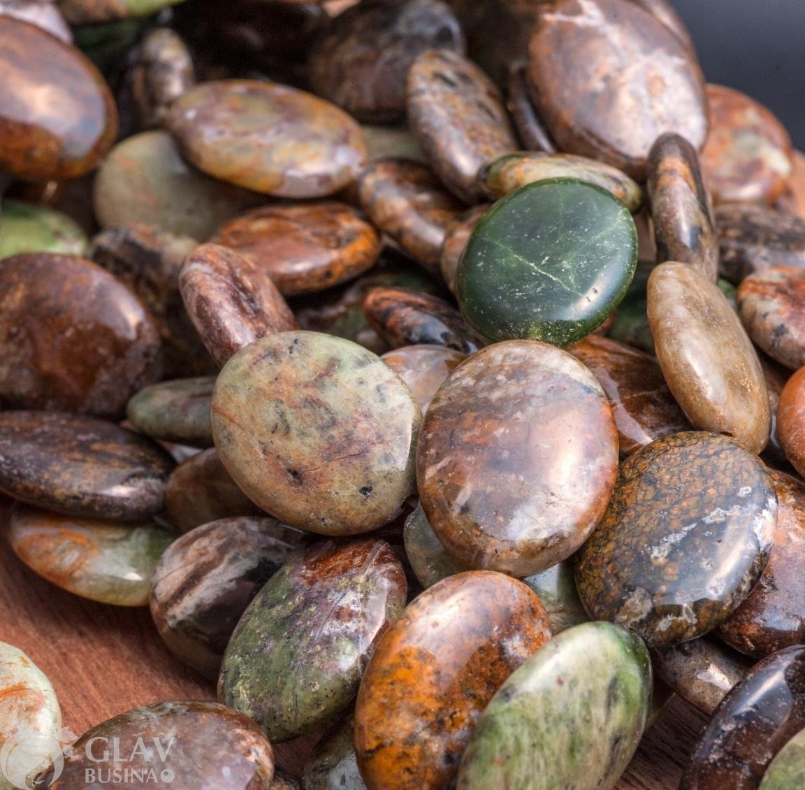 ОПТ (5 бусин) Зеленый опал, гладкая плоская овальная бусина, цвета зеленые и красно-коричневые, р-р 20х15х6мм, отв. 1мм.