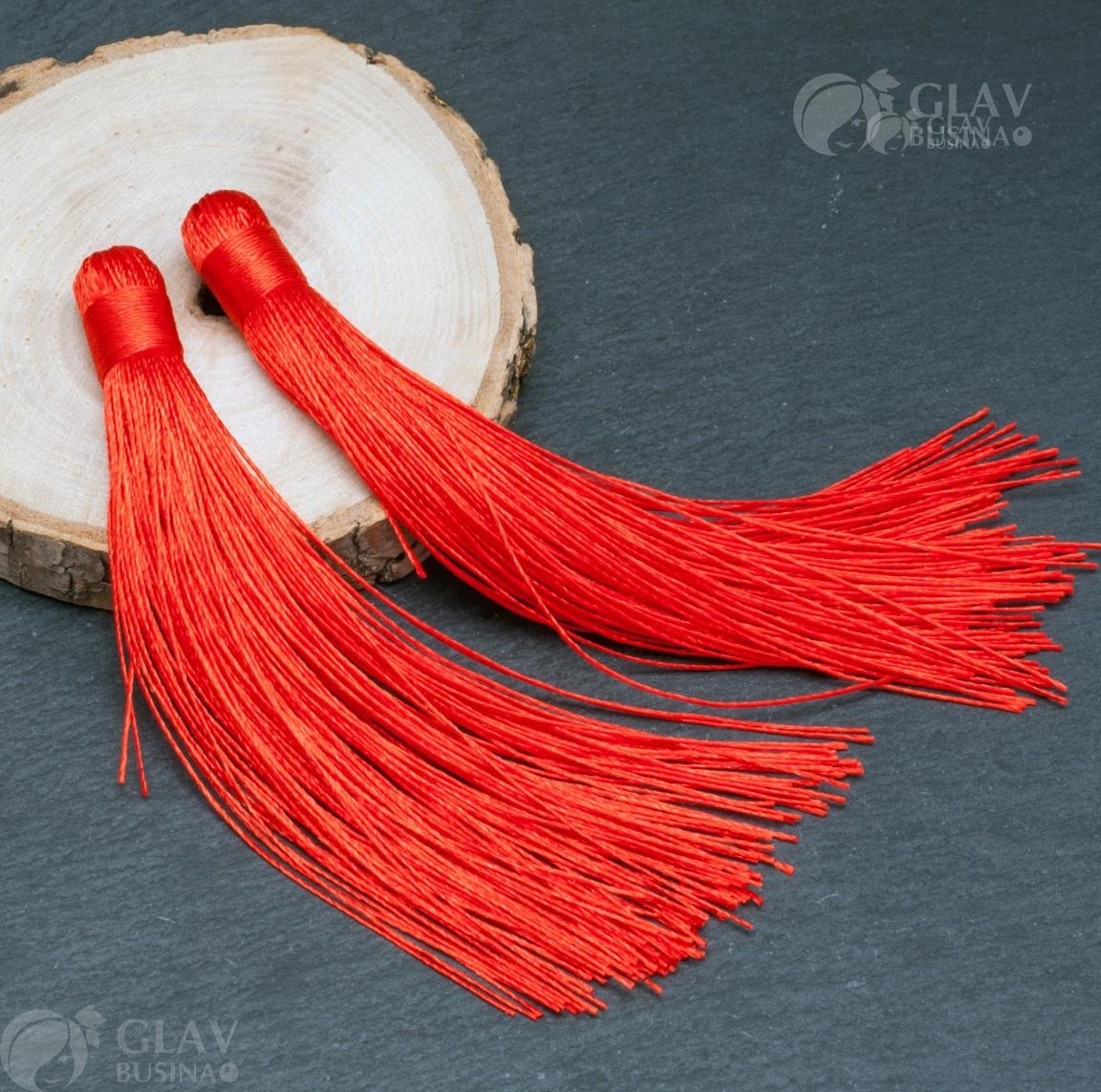 Большая красная декоративная кисточка из нейлона, размером 12х1см, блестящая, подходит для создания украшений и декора предметов.