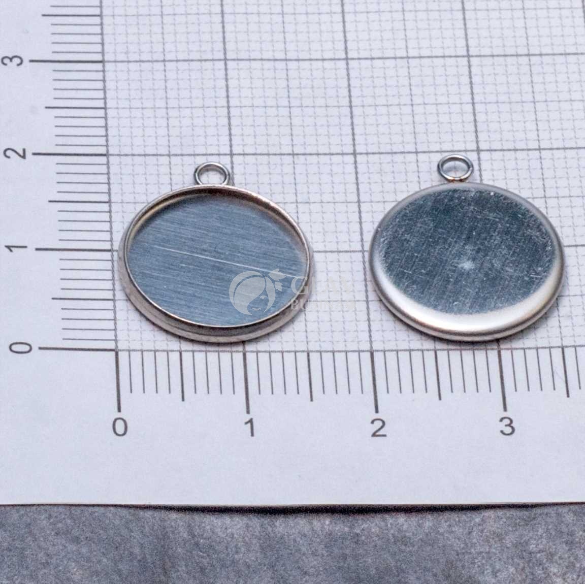 Стальной кулон с сеттнигом под кабошон 14 мм или заливку, р-р 18х16х2мм, отв-е 1,5мм.