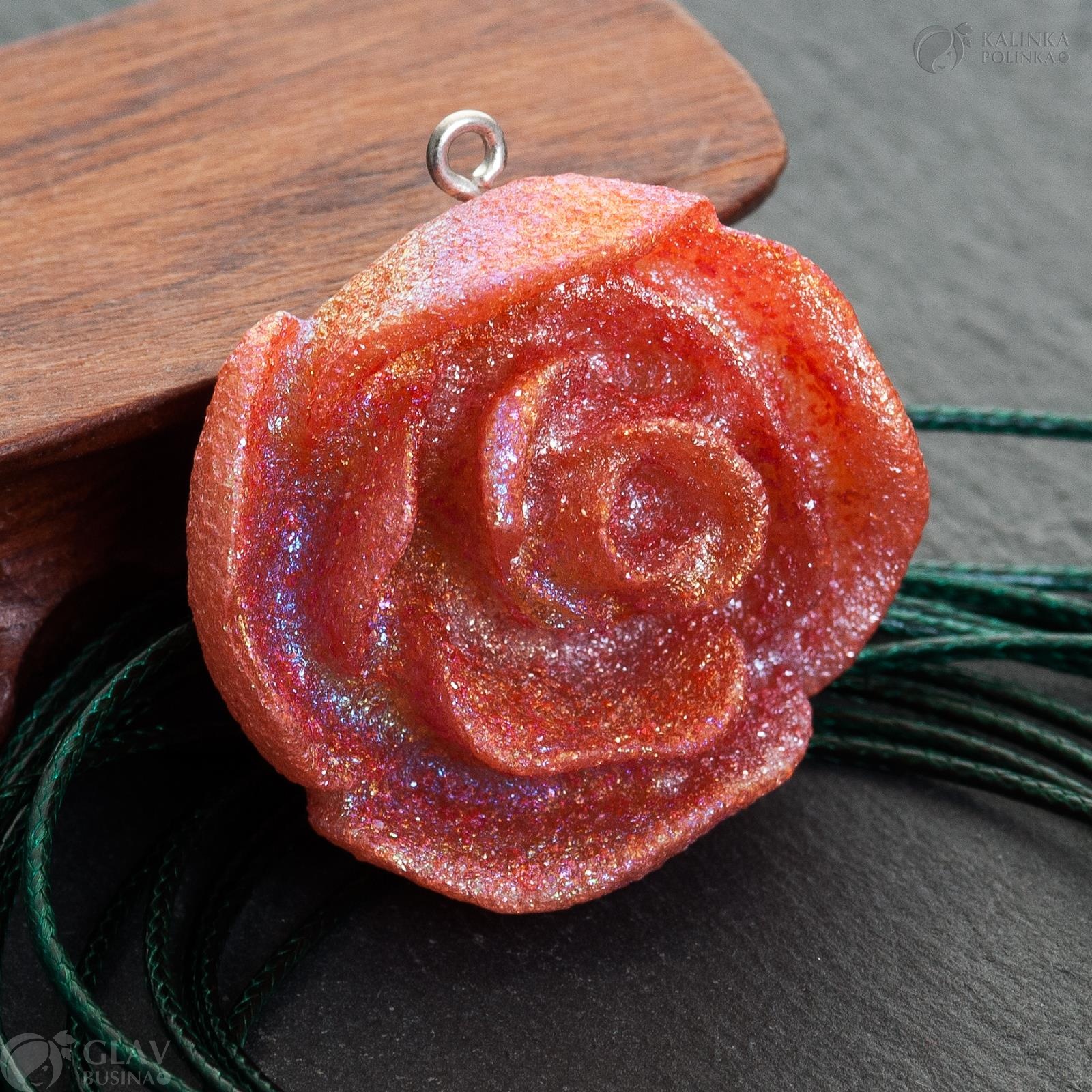 Кулон в форме розы из эпоксидной смолы, 32x15 мм, карминово-розовый цвет с разноцветными блестками.