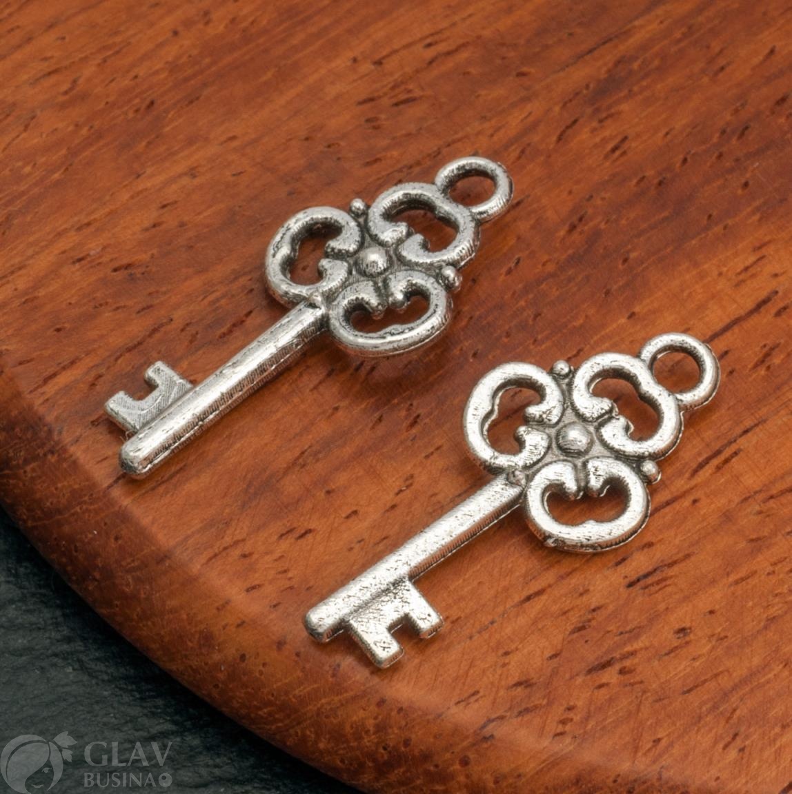 Подвеска двусторонняя из бижутерного сплава, ключ , 23х10х3мм, отв. 2,4мм, цвет античное серебро.
