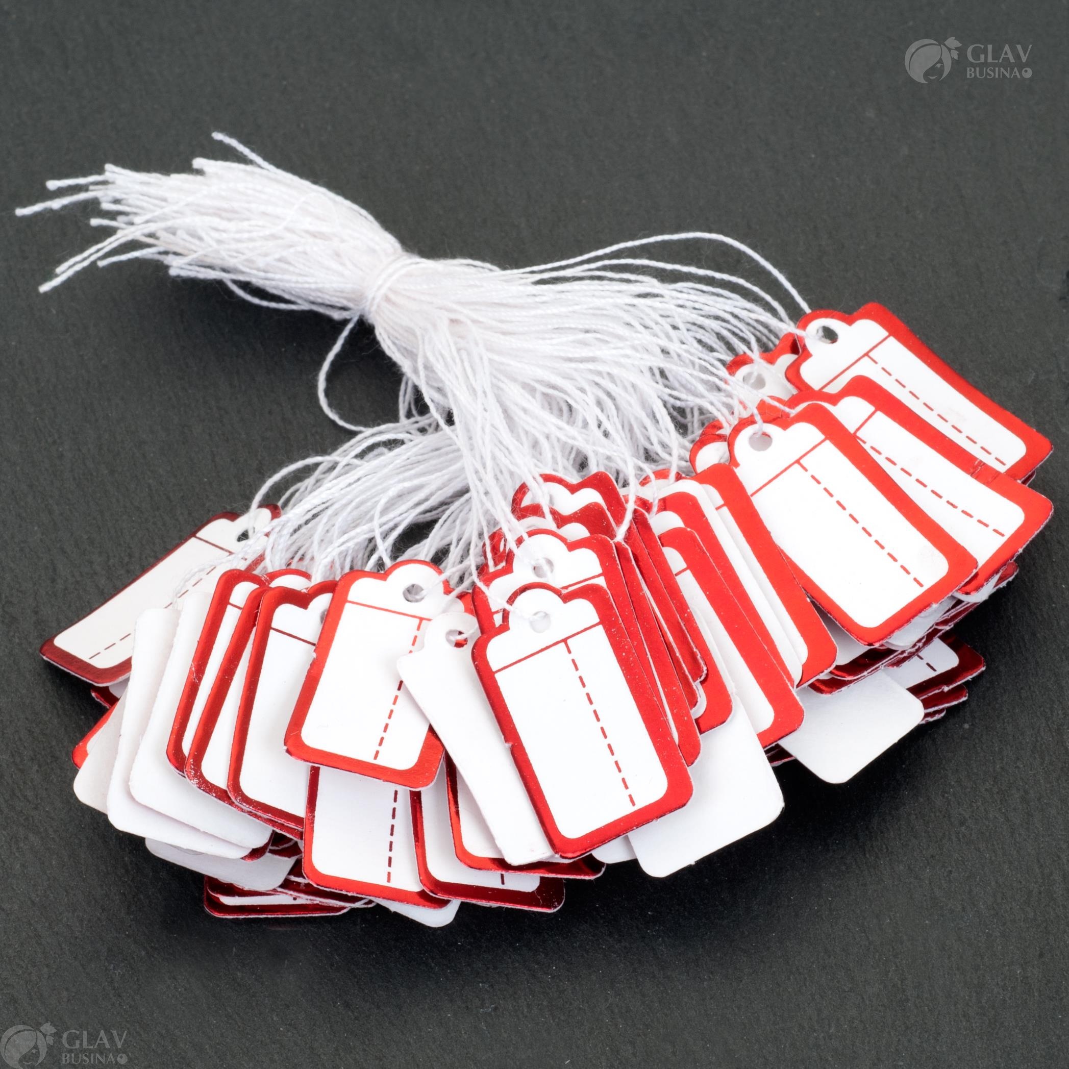 Ценники картонные для украшений с красной каймой, размер 25х13 мм, прикрепленные на нитке, представлены для маркировки цен.