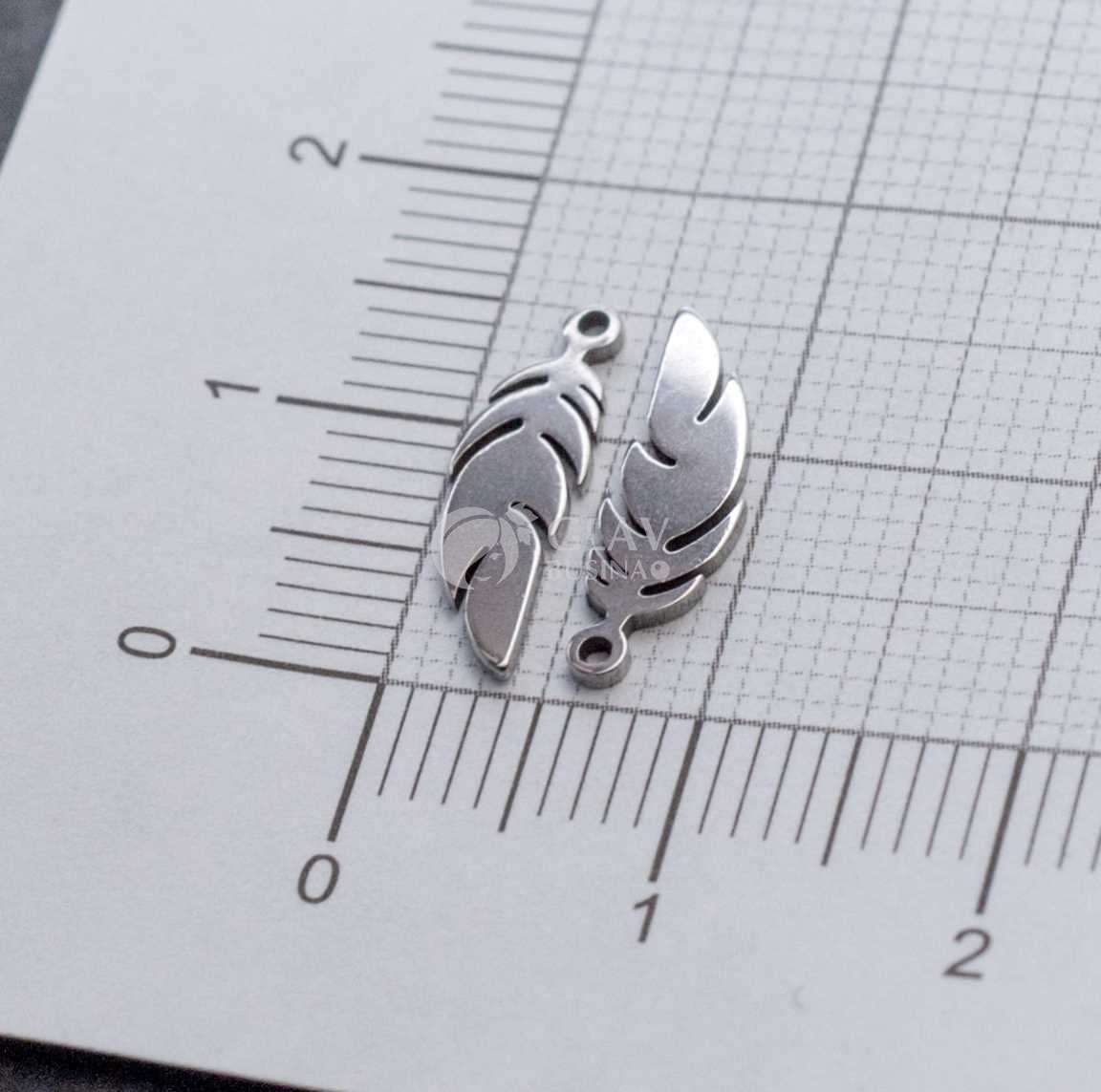 Перышко крыла, стальная подвеска, р-р 14х4х0.8 мм, отв-е 1 мм.