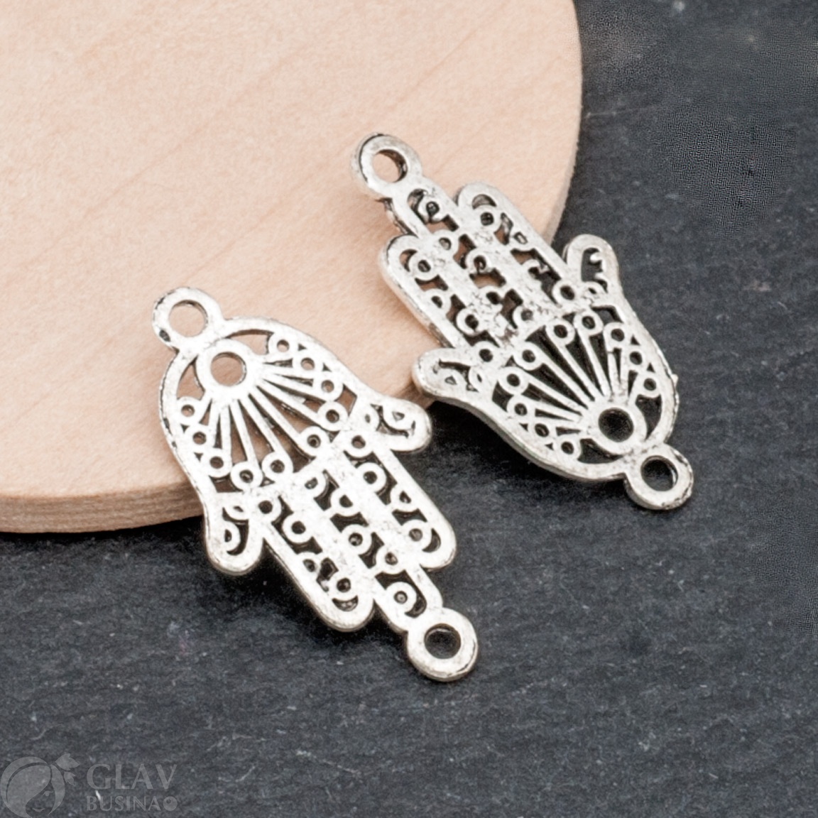 Шикарный коннектор 1/1 Хамса из ювелирного сплава в античном серебряном цвете. Размеры 27х15х1,2мм с отверстием диаметром 2мм. Идеальный элемент для создания уникальных украшений.