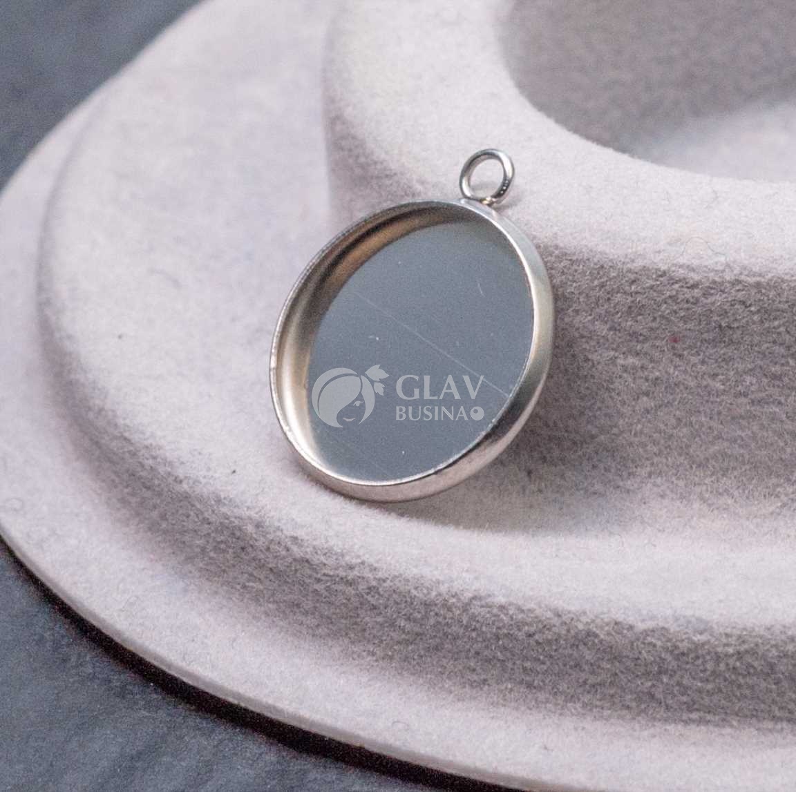 Стальной кулон с сеттнигом под кабошон 14 мм или заливку, р-р 18х16х2мм, отв-е 1,5мм.
