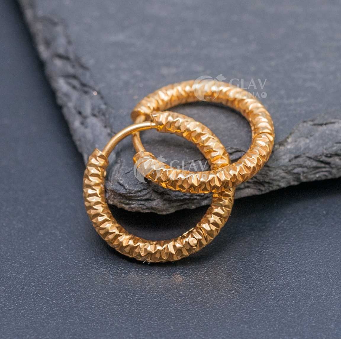 Швензы-бублики, узор-мятый металл, хирургическая сталь, долговечное золотое покрытие, внутр. диам. 12мм, толщина 2.5мм.
