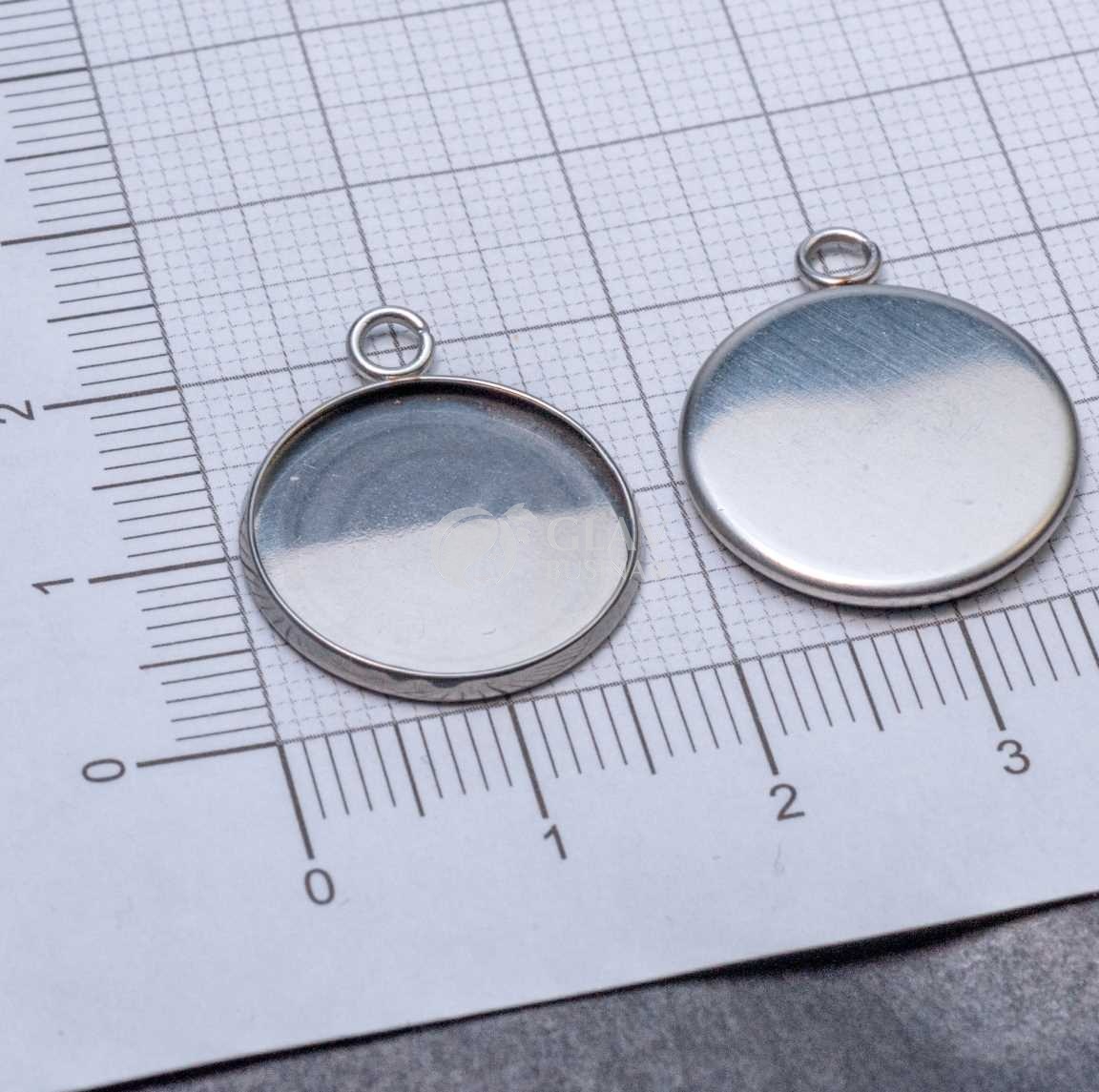 Стальной кулон с сеттнигом под кабошон 16 мм или заливку, р-р 22х18х2мм, отв-е 2,5мм.