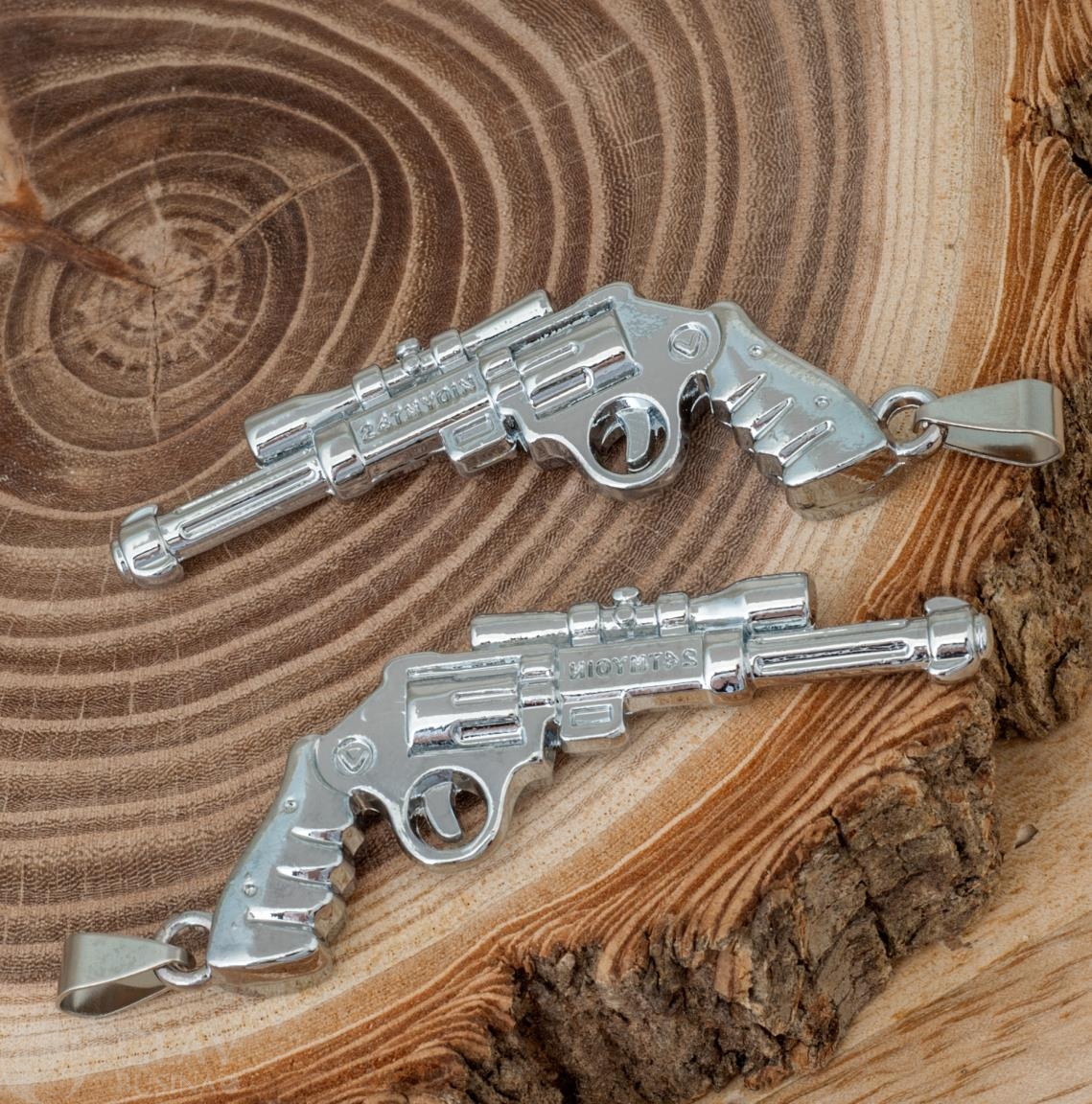 Подвеска объемная двусторонняя револьвер с оптическим прицелом, бижутерный сплав, прочное гальваническое покрытие, цвет платина, р-р 58х26х7мм и бейл из нерж. стали 9х4,5мм, отв. 3,5мм.