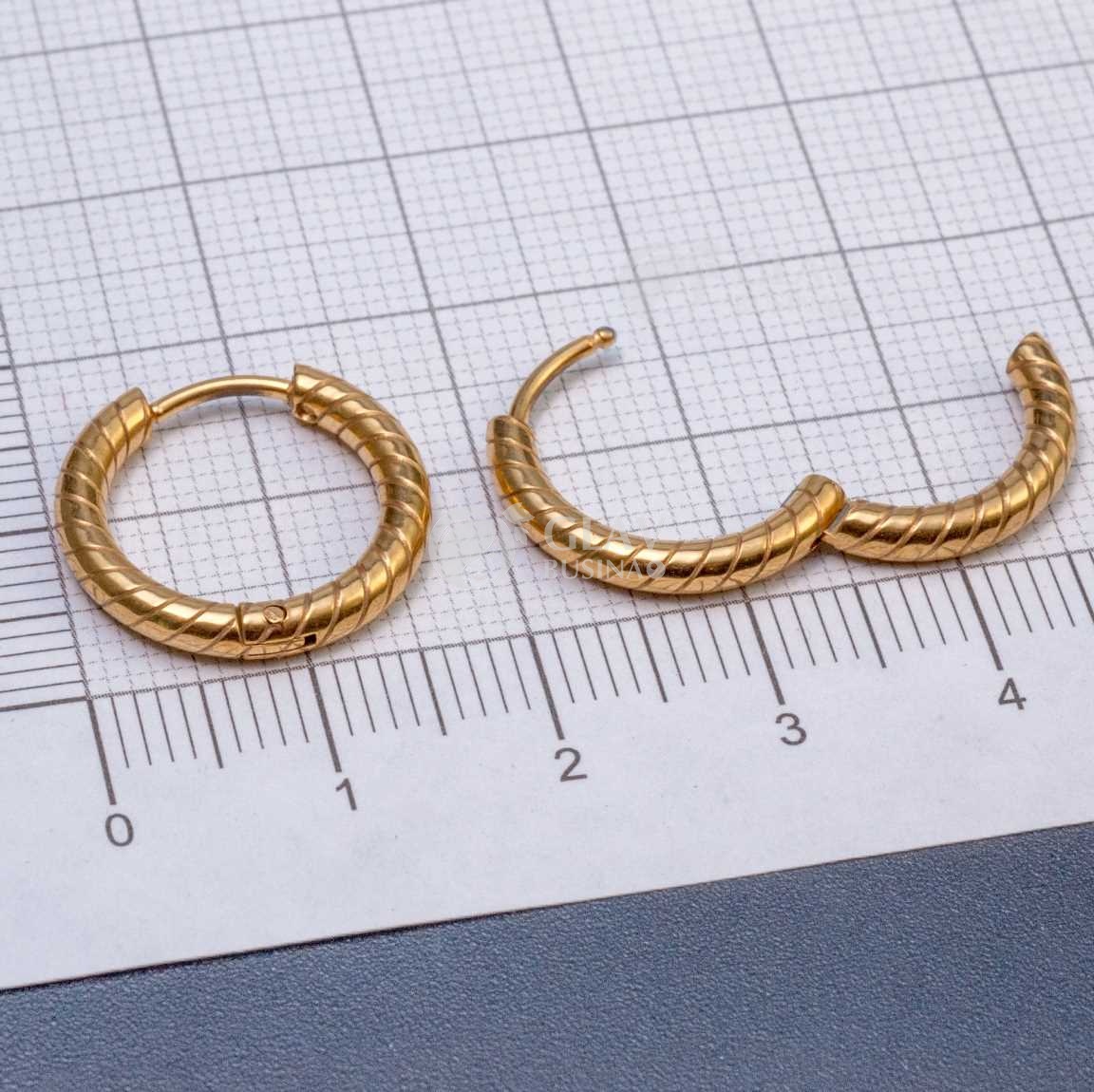 Швензы-бублики, узор-диагональ, хирургическая сталь, долговечное золотое покрытие, внутр. диам. 12мм, толщина 2.5мм.