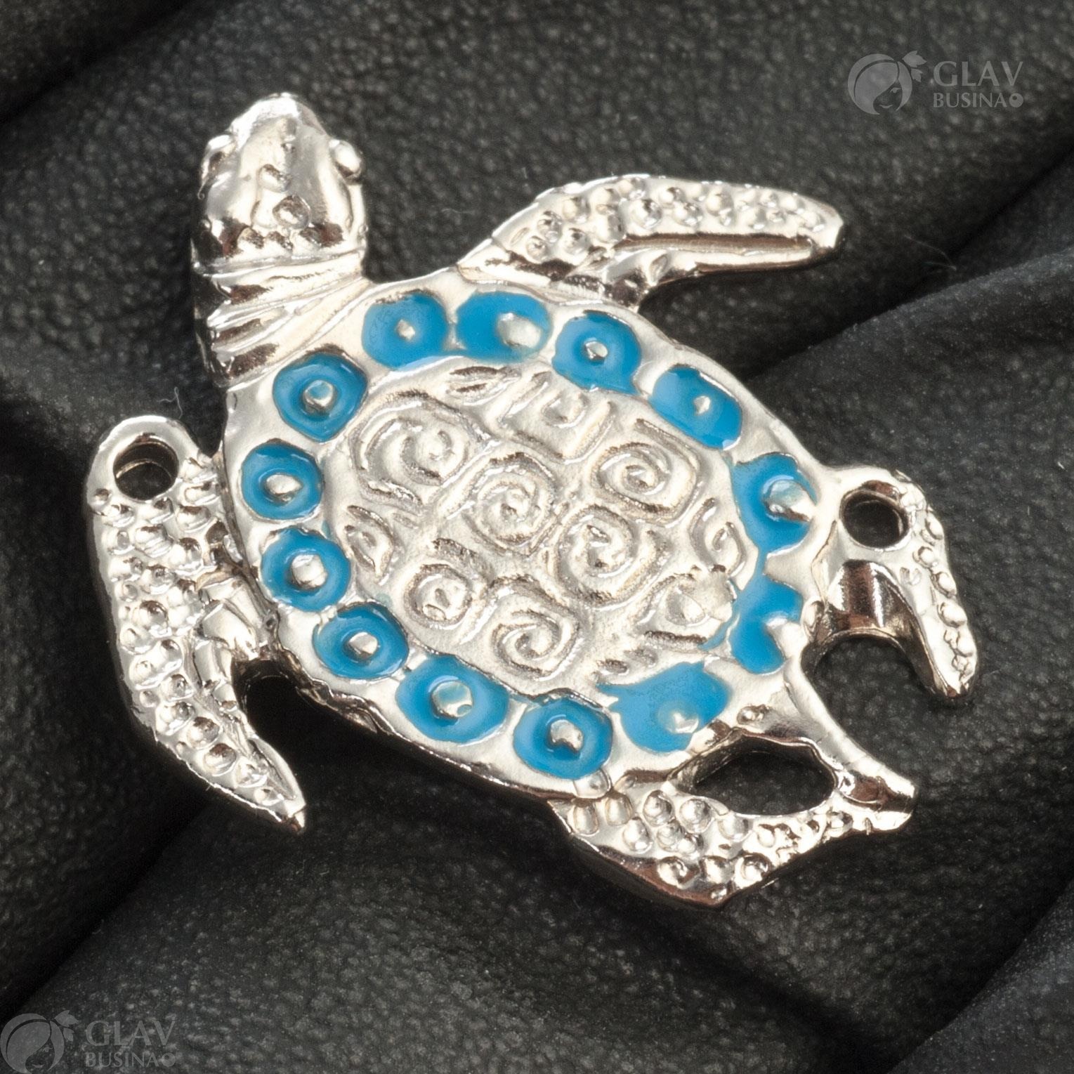 Латунная эмалевая подвеска-коннектор с изображением черепахи, цвет металла - платина, эмаль в нежном голубом оттенке. Размеры 25х23мм, отверстие для крепления - 1.3мм. Отличный выбор для украшений.