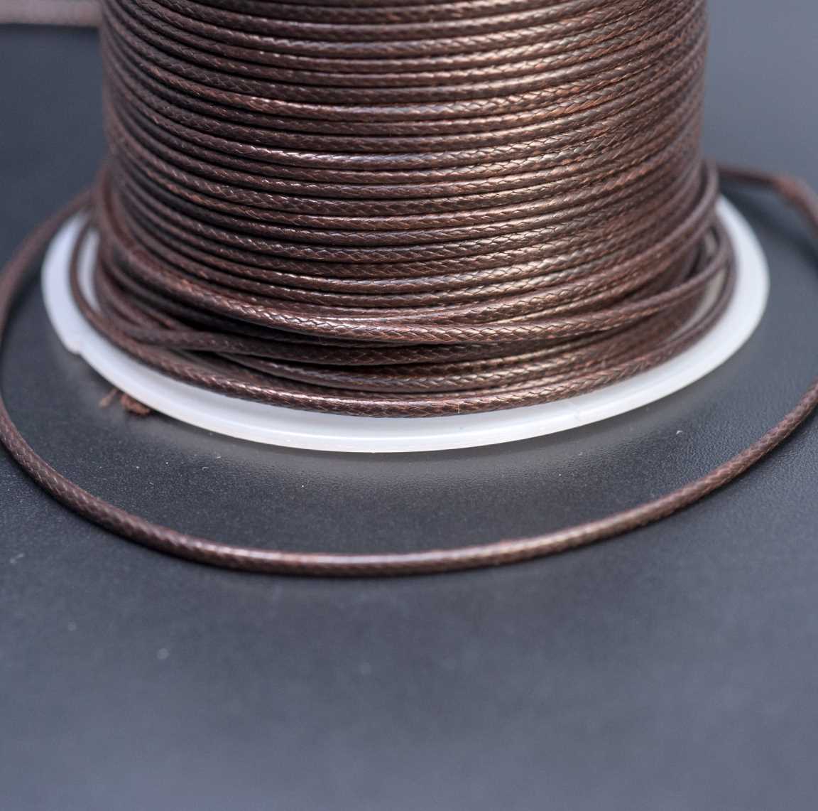 Темно-коричневый полиэстровый вощёный шнур Корея на катушке, круглый, змениная кожа, диам. 1мм, длина 10 м.