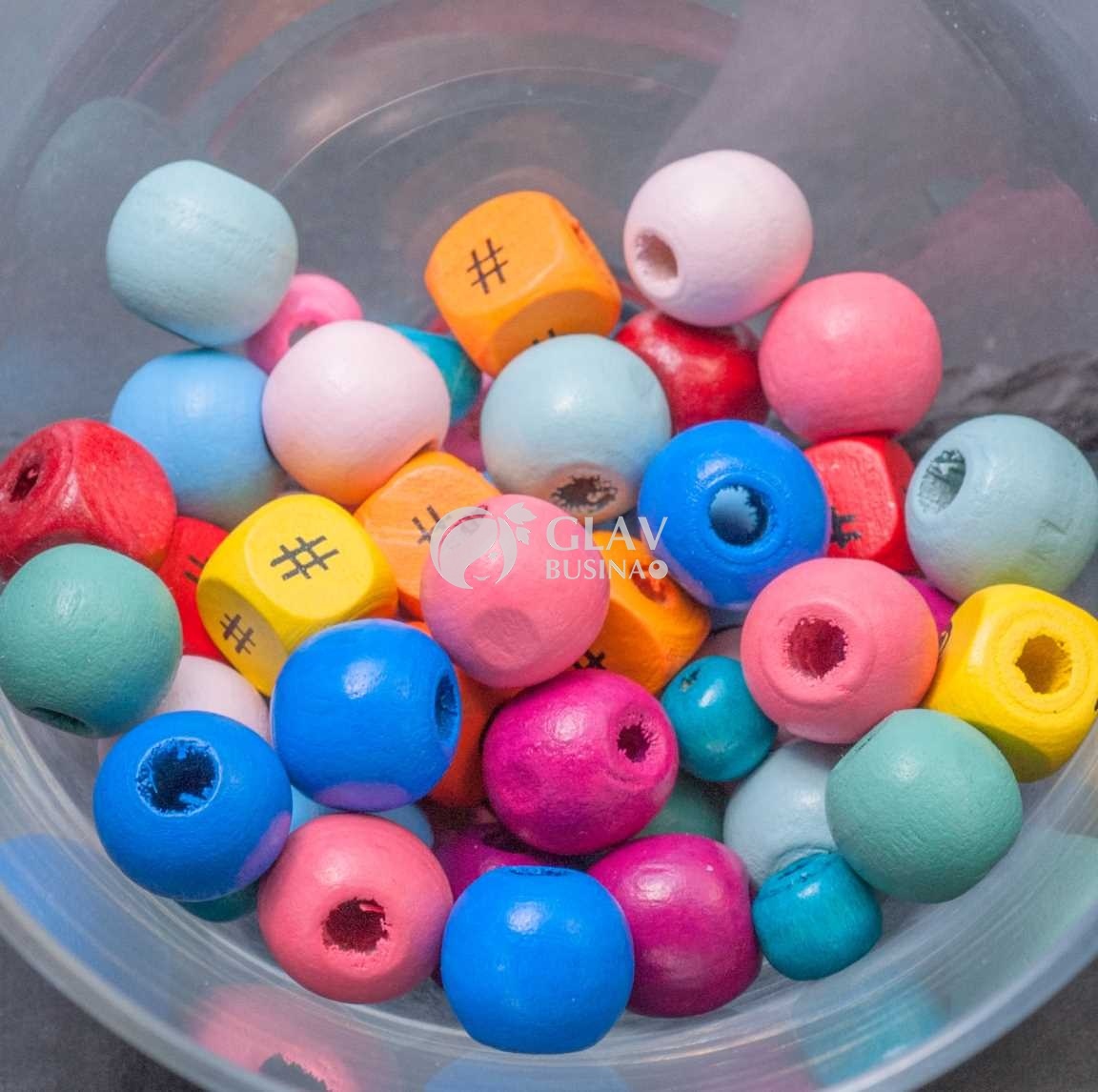 Микс окрашенных деревянных бусин, 50шт. Р-ры бусин 8 - 12 мм.