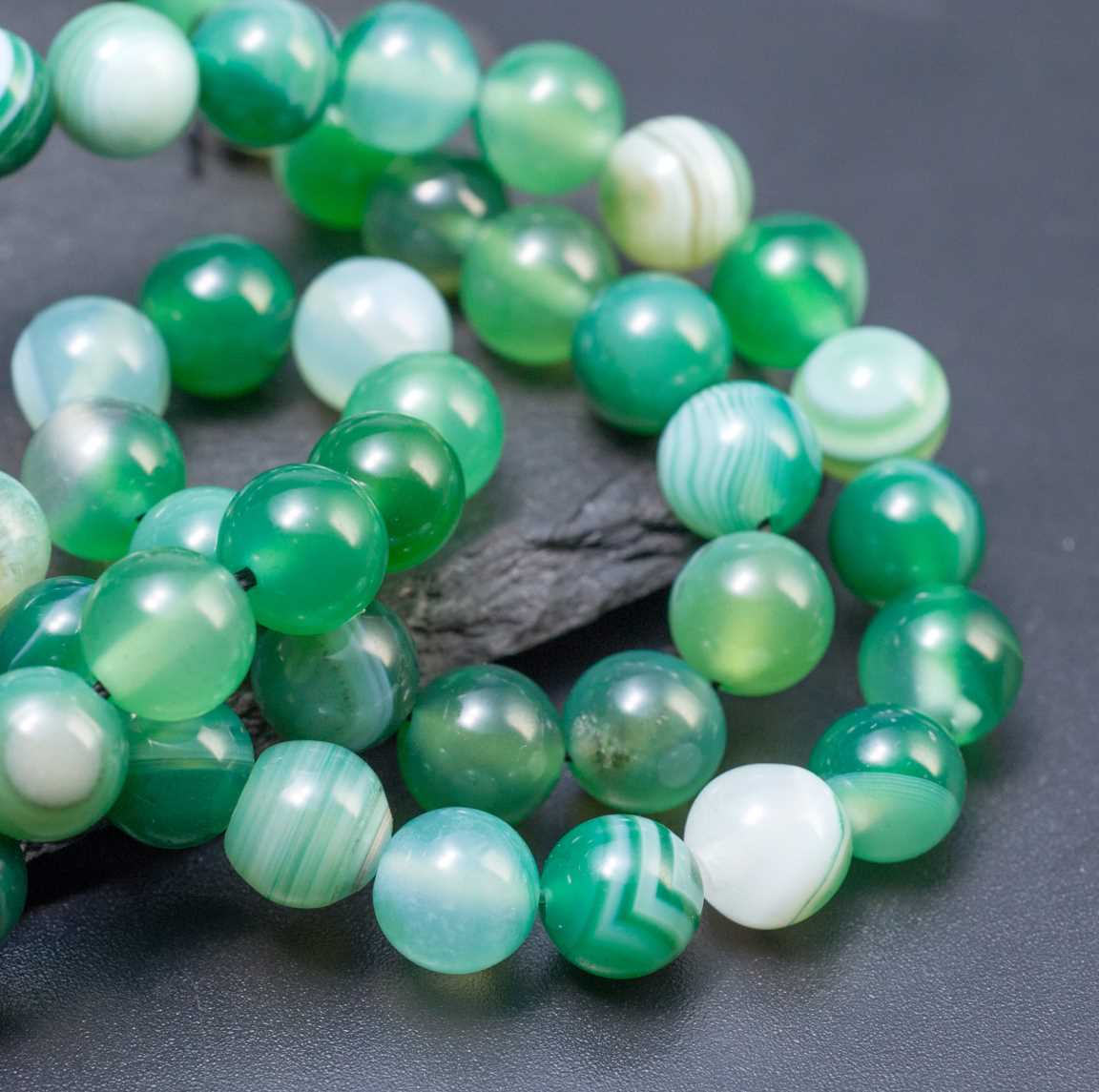 Нитка гладких прозрачных бусин агата, шар, 8мм, отв 1,6м, цвет тонирования мятный сироп (зеленый с белым и изумрудным), в нитке 23 бусины / 18см.