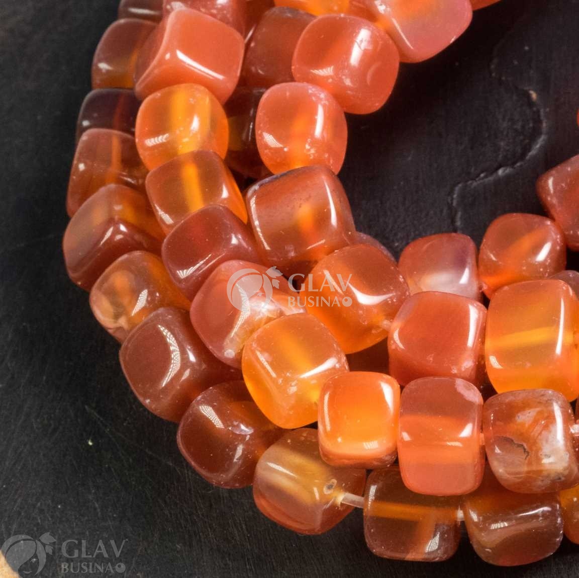 ОПТ (100 бусин) Бусины сердолика, кубики произвольных форм 7-8мм, отв-е 1мм.