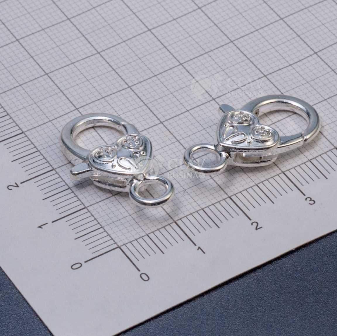 Замок-карабин из бижутерного сплава и виде сердечка, цвет серебро, р-р 27х14х6мм, отв-е 4 мм.