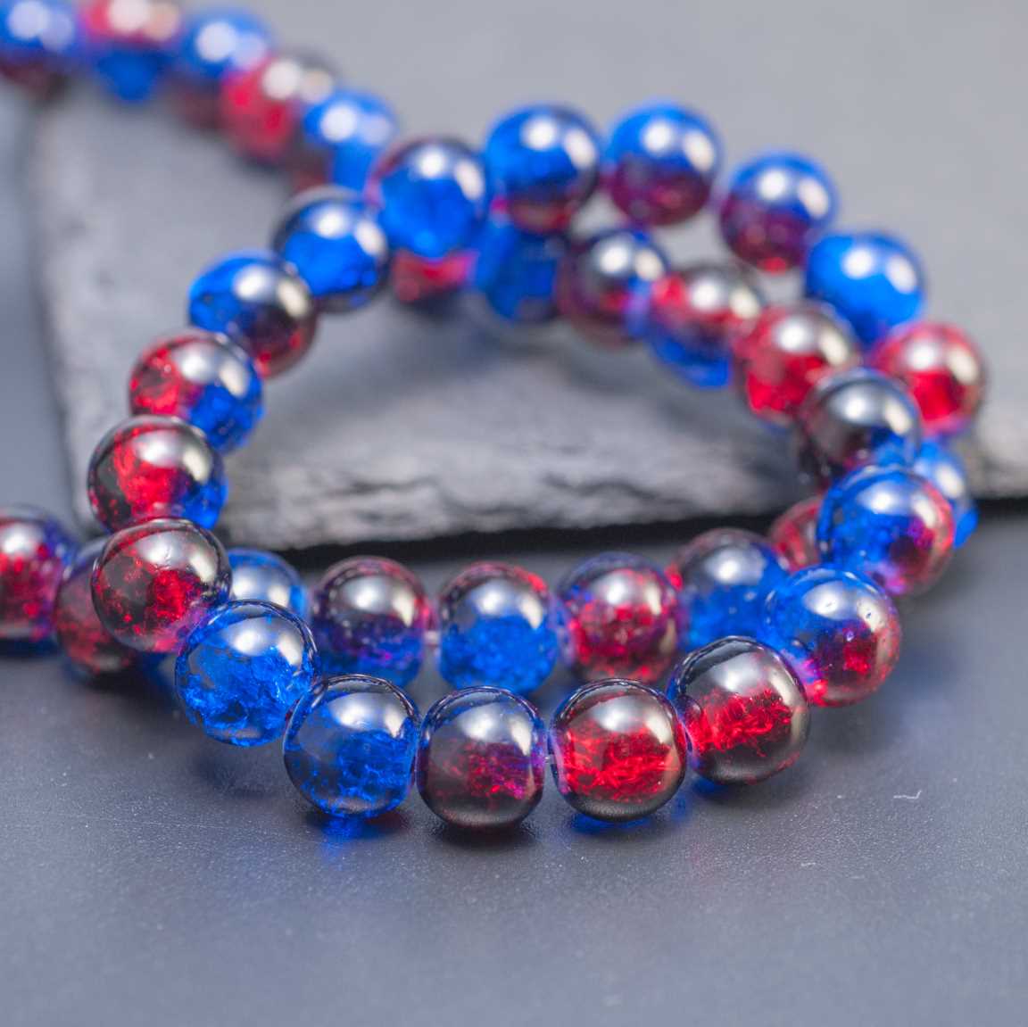 Нитка стеклянных бусин кракле: 50 бусин / 37 см, окрашенные, диам. 8 мм, отв-е 1 мм, сине-красные. Идеальное дополнение для твоих творческих проектов.