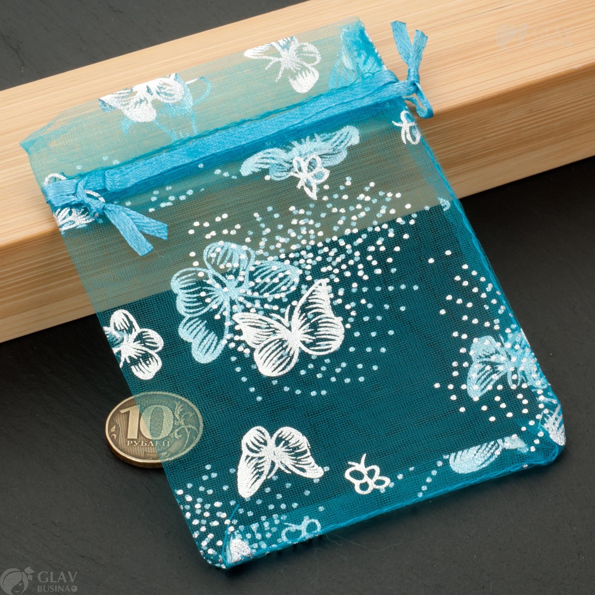 Голубые мешочки из органзы с серебристыми бабочками, размером 9х12 см, идеальны для подарков и украшений.