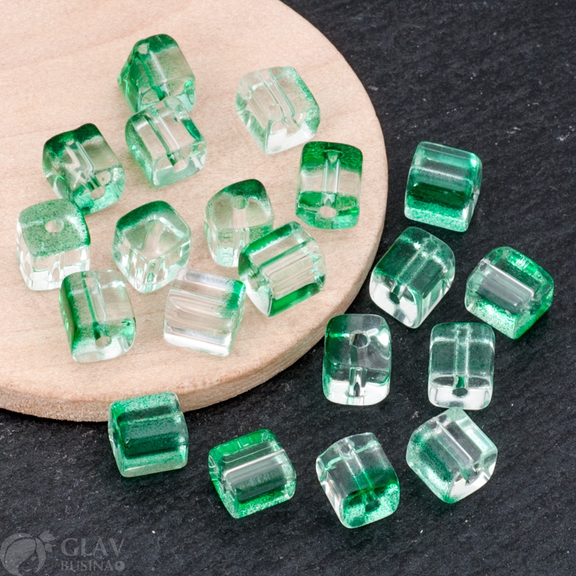 Прозрачные стеклянные окрашенные бусины-кубики, р-р 6х6х7мм, отв.1,4мм, цвет средний морской зеленый.