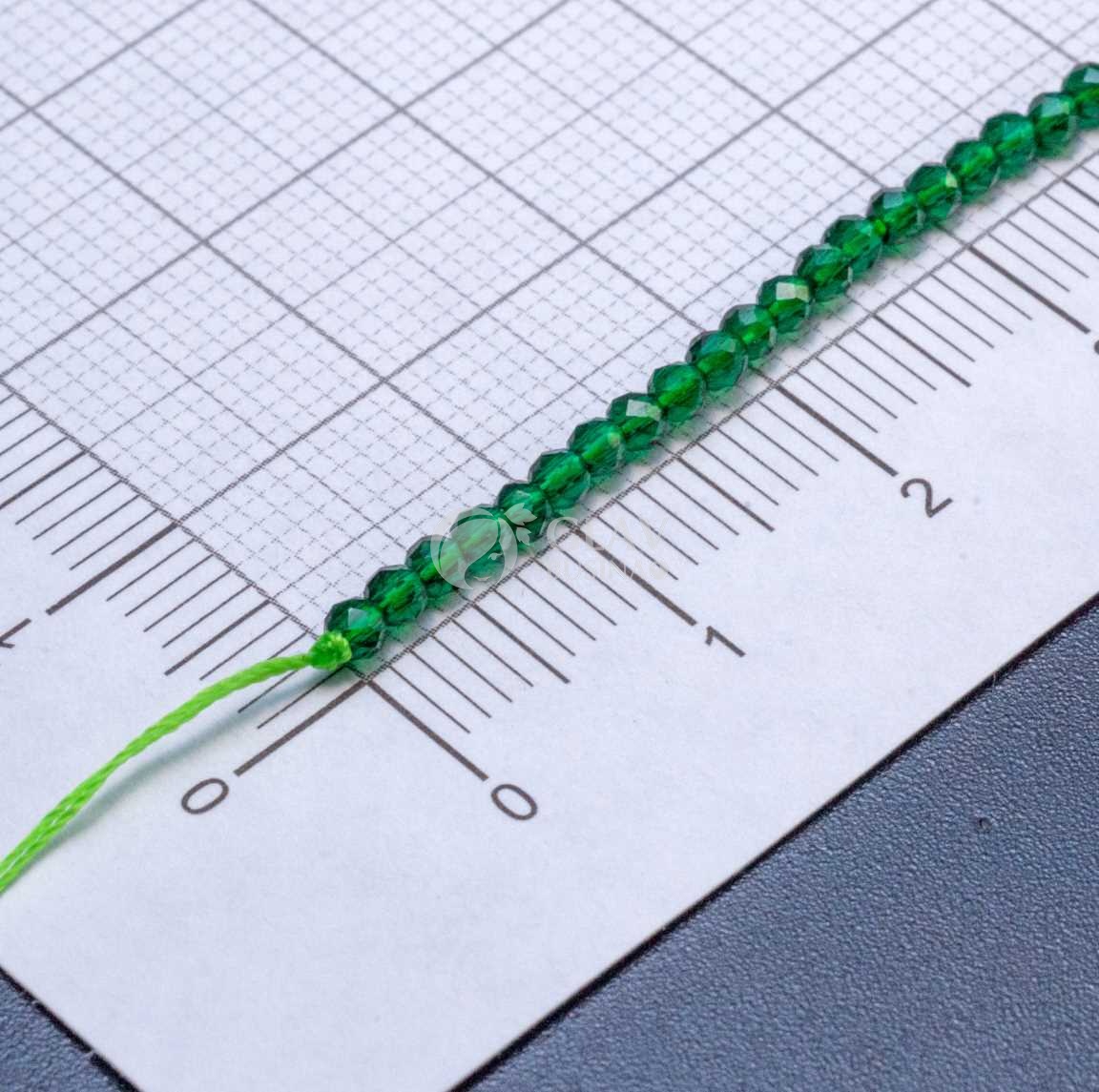 ОПТ (10 ниток) Нитка прозрачных хрустальных бусин на ярко-зеленой нити, цвет изумруд (глубокий зеленый), р-р 2х2мм, отв.0.8мм, ок 36 см / 180 бусин.