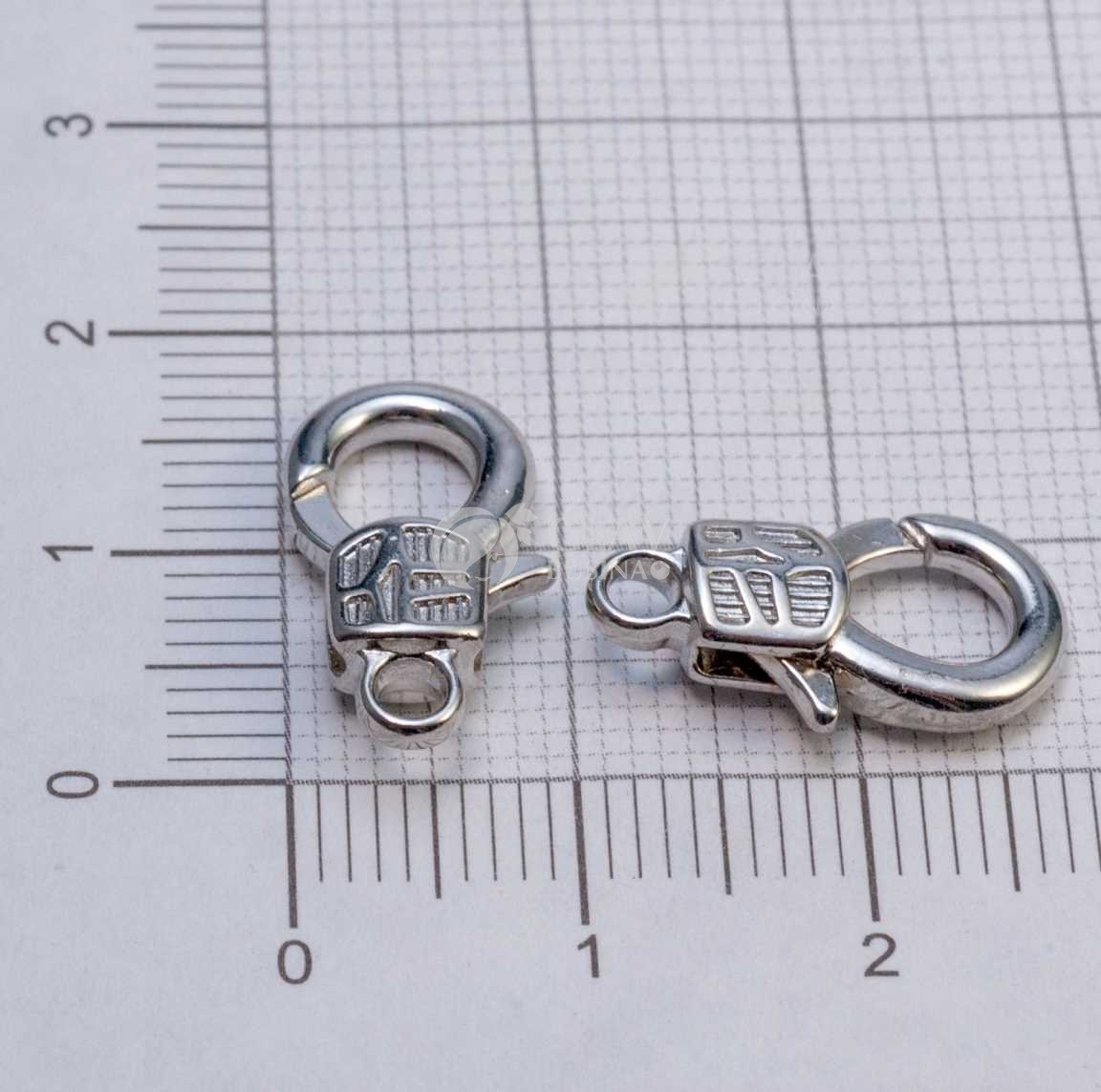 Замок-карабин с узором, бижутерный сплав, цвет платина, р-р 17х9х4 мм, отв-е 2 мм.