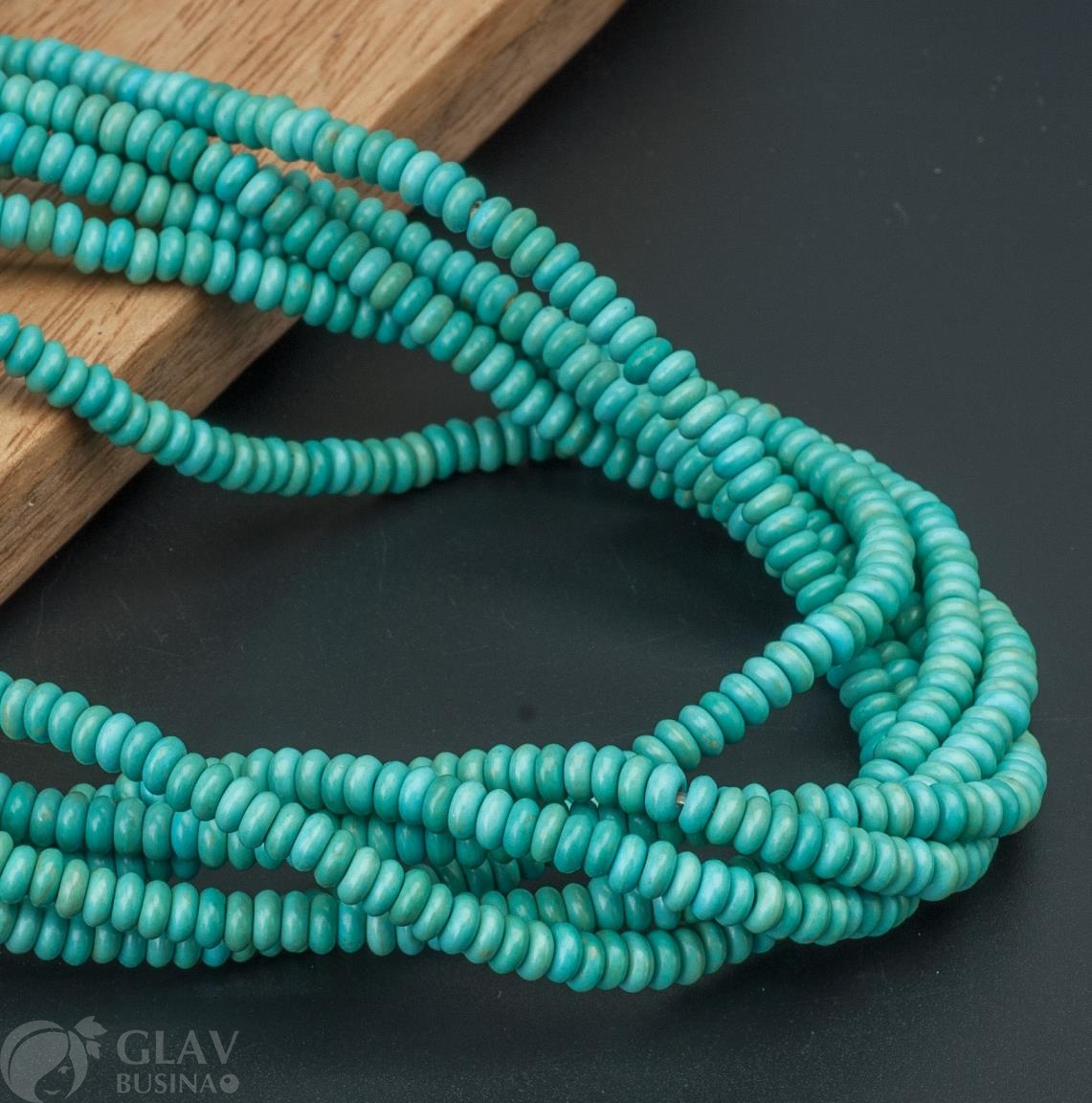 Бусины-рондели малюсенькие из прессованного говлита, 4х2мм, отв. 1мм, цвет светло бирюзовый.
