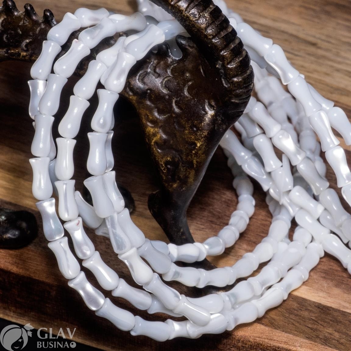 ОПТ (10 бусин) Бусины из белого перламутра Тюльпан, р-р 8х4мм, отв. 0,8мм.