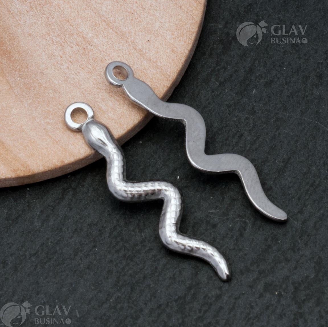 Подвеска Змея, р-р 28.3х3х1.4мм, отв-е 1.3 мм, материал - полированная хирургическая сталь.